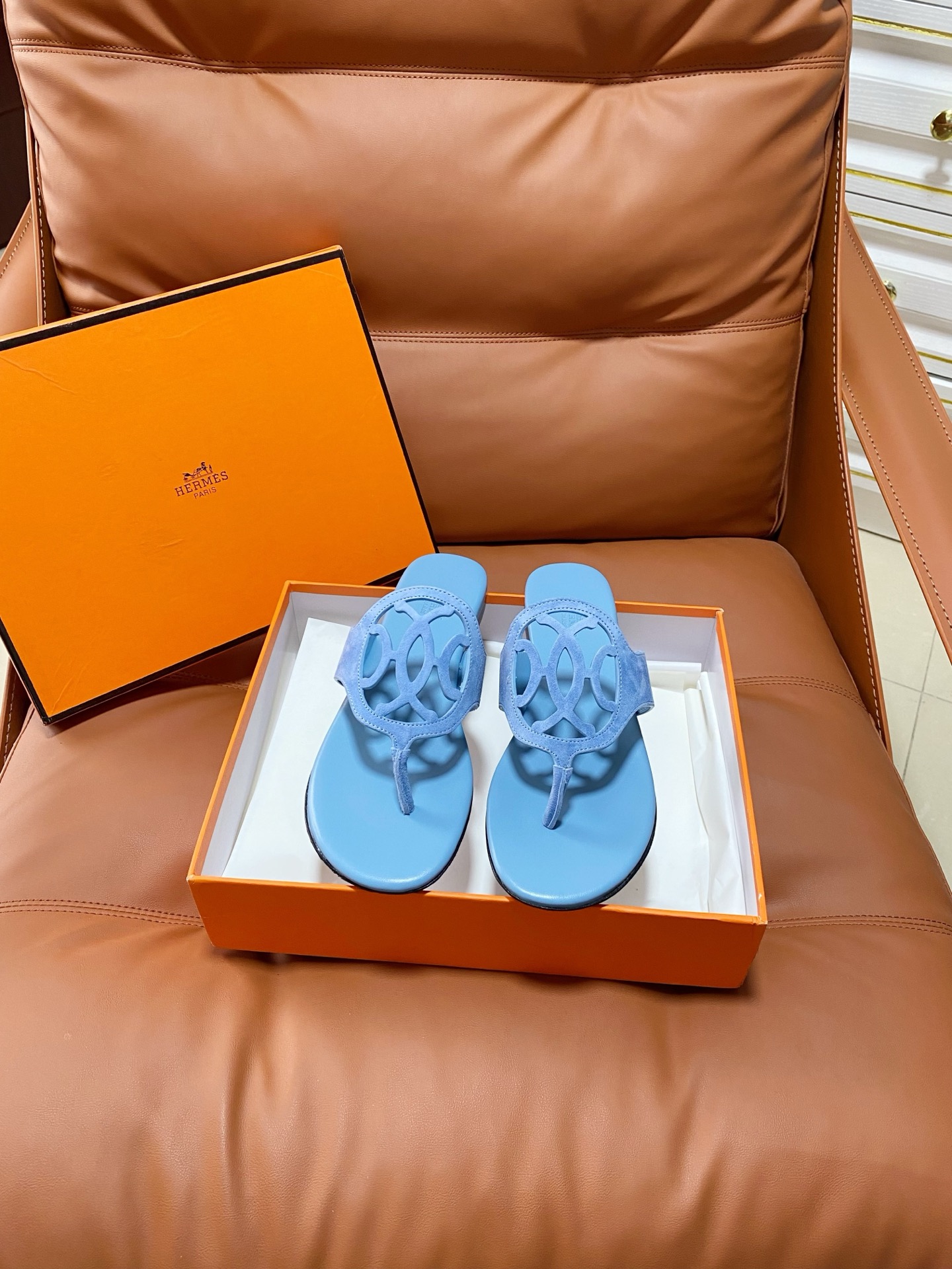 NO:875377,Running model Hermes 2026 spring and summer new H family Mage sandals series Carved hollow upper flip-flops Thin strap thong flat sandals Cow leather sandals, the perforations are inspired by the 'HLift' pattern. Suitable for summer wear, creating a daily feminine look. Calfskin upper, sheepskin lining, Italian grade A leather outsole  Size 35-39 (40.41 customized, non-refundable), split-toe shoes, hermes, hermes, sandals, slippers, cowhide, sheepskin, Leather soles19860909跑量款 Hermes 爱马仕 2026 春夏新款 H家Mage凉鞋系列 雕花镂空鞋面人字拖鞋细带夹趾平底凉拖鞋 牛皮革凉鞋,镂孔灵感源自'HLift'图案.适合夏日穿着,打造日常柔美造型. 鞋面小牛皮 内里垫脚羊皮 鞋底意大利A级真皮大底 码数35-39（40.41定做不退换）,分趾鞋,hermes,hermes,sandals,slippers,cowhide,sheepskin,Leather soles,Women's Shoes