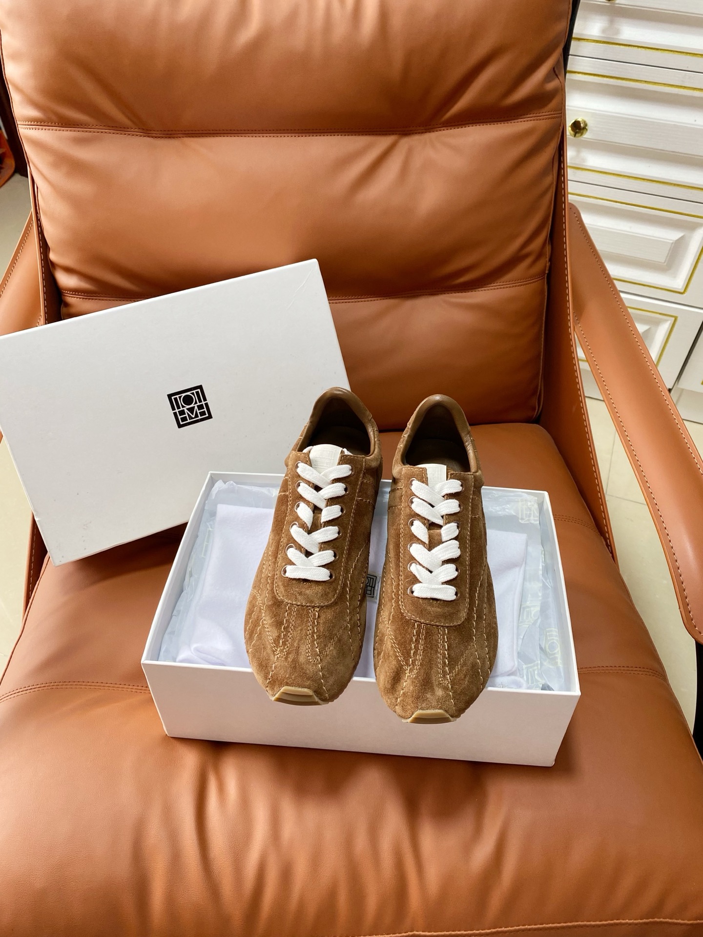 NO:875371,TOTEM*26ss early spring new retro moral training Forrest Gump shoes, a classic retro design that is instantly recognizable, perfectly blending Nordic minimalist style with a retro sporty feel. Smooth shoe lines, paired with delicate suede texture, bring a lazy and relaxed atmosphere, and every detail highlights the brand's minimalist aesthetics.  Whether paired with a simple casual suit, smart cigarette pants, or an elegant dress or loose jeans, you can easily capture the sense of relaxation and put a sense of luxury on your feet. You will be the focus wherever you go. Cow suede upper, sheepskin lining, rubber outsole, size 35-41 (customized sizes 40 and 41 are non-refundable), casual shoes/sports shoes, sneakers, skirts, jeans, business suit, sheepskin, chamois leather19860909TOTEM*26ss早春新款复古德训阿甘鞋 一眼沦陷的经典复古设计,将北欧极简风与复古运动感完美融合.流畅的鞋型线条,搭配细腻的麂皮质感,自带慵懒松弛的氛围感,每一处细节都彰显着品牌的极简美学. 无论是搭配简约的休闲西装、干练的烟管裤,还是飘逸的连衣裙、宽松的牛仔裤,都能轻松拿捏松弛感,把高级感穿在脚上,走到哪里都是焦点. 鞋面牛反绒 内里羊皮 大底橡胶大底 size35-41码（40、41码定制不退换）,休闲鞋/运动鞋,sneakers,skirts,jeans,business suit,sheepskin,chamois leather,Women's Shoes