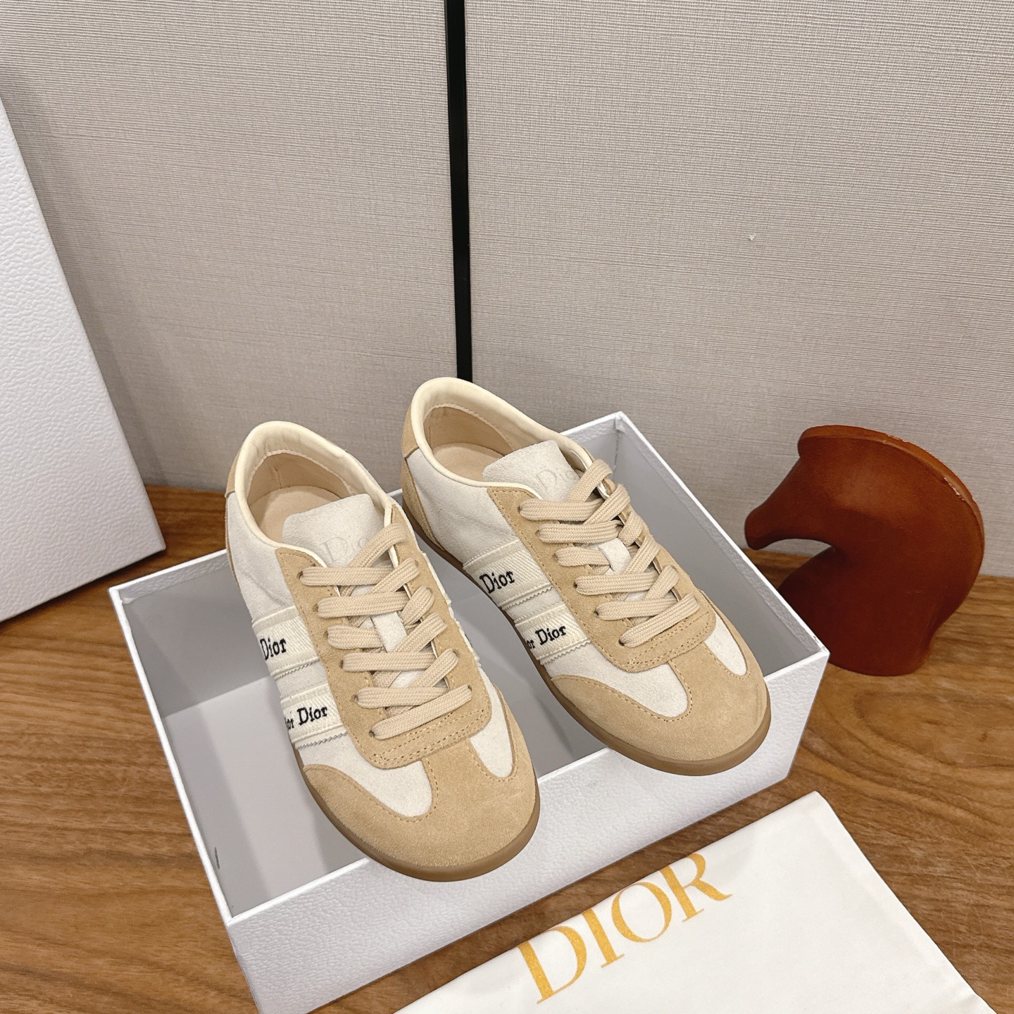 NO:875374,Dior Ribbon Ribbon Embroidered Sneakers Retro Moral Shoes This Dior Ribbon sneaker is a new product in the 2026 spring and summer series. It reinterprets the brand's high-end style with retro sports aesthetics, highlighting Dior's exquisite craftsmanship and elegant heritage. The shoe body is made of suede cow leather stitching, with technical fabric details, soft to the touch and breathable; the side is decorated with the iconic Dior  The embroidered grosgrain ribbon enhances the recognition with the brand's classic logo, and the lines are neat and smooth, perfectly integrating the retro moral shoe shape with modern fashion sense. The upper is suede cow leather + technical fabric stitching. The ribbon is Dior 3D embroidered grosgrain ribbon. The sole is lightweight rubber outsole. The inner sheepskin lining improves wearing comfort.  size35-42 (41/42 customized, non-returnable), casual shoes/sports shoes, dior, dior, sneakers, cowhide, sheepskin, chamois leather19860909Dior Ribbon 织带刺绣运动鞋 复古德训鞋 这款 Dior Ribbon 运动鞋是 2026 春夏系列新品,以复古运动美学重新演绎品牌高订格调,彰显迪奥精湛工艺与优雅传承. 鞋身采用麂皮牛皮革拼接打造,搭配科技面料细节,触感柔软且兼具透气性；侧面饰有标志性的Dior 刺绣罗缎饰带,以品牌经典标识强化辨识度,线条利落流畅,完美融合复古德训鞋型与现代时尚感. 鞋面绒面牛皮革 + 科技面料拼接 饰带Dior 3D刺绣罗缎饰带 鞋底轻盈橡胶大底 内里羊皮内里,提升穿着舒适度 size35-42（41/42定做不退换）,休闲鞋/运动鞋,dior,dior,sneakers,cowhide,sheepskin,chamois leather,Women's Shoes