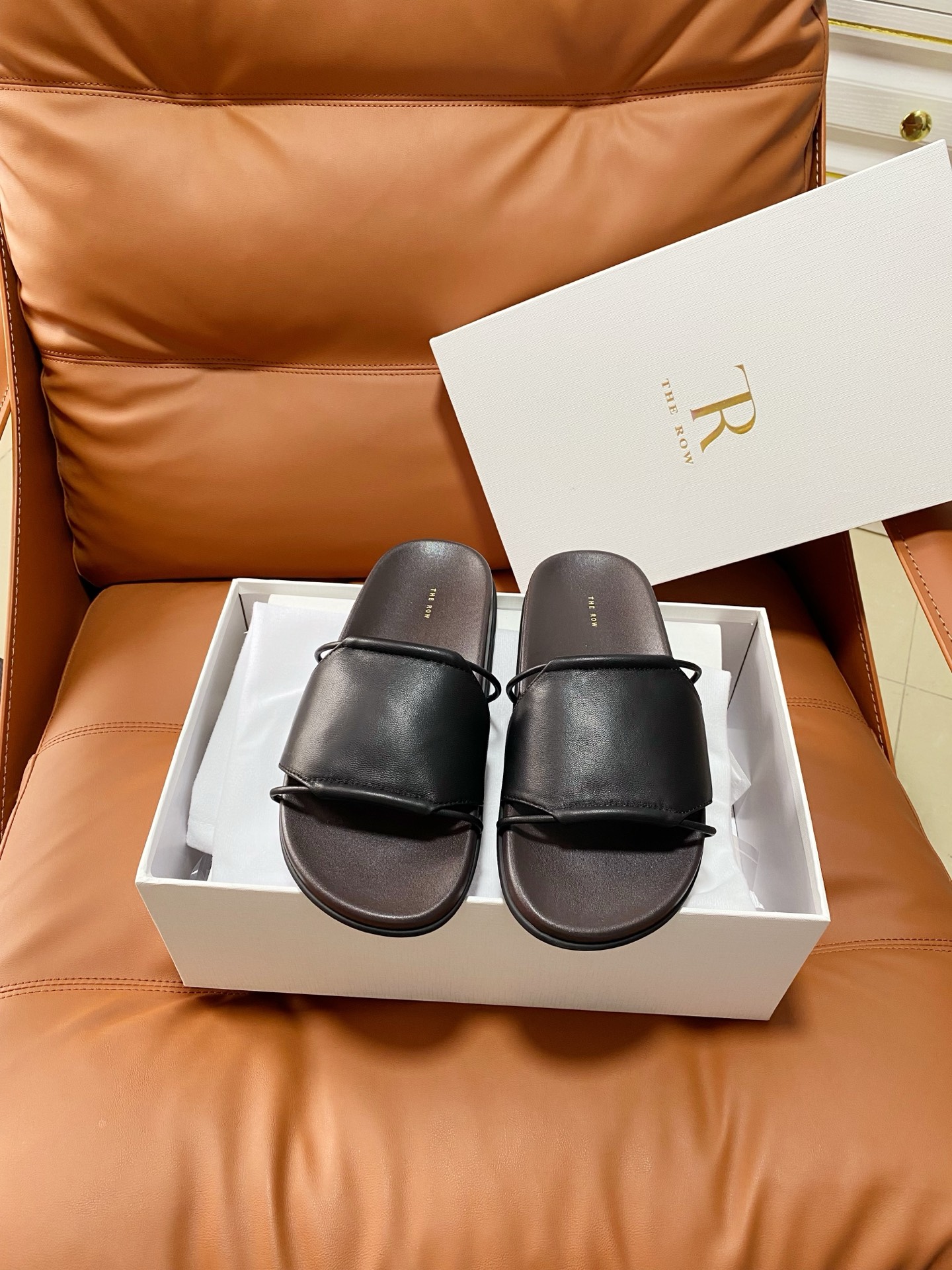 NO:875365,The row black simple cool slippers. This black simple cool slipper has a delicate texture and is easy to clean. The open upper is full of fashion and has a flat bottom design, which is comfortable to wear and suitable for daily or casual occasions. The soles are light and wear-resistant, so you won’t feel tired after walking for a long time. The overall style is low-key and versatile, so you can easily wear it when going out in the summer or on vacation. It looks good with any combination!  Size 35-39 (custom order of 40 is non-refundable), slippers, slippers19860909The row黑色简约风凉拖鞋 这款黑色简约风凉拖鞋,质感细腻易清洁.开放式鞋面 时尚感满满,平底设计,穿着舒适,适合日常或休闲场合.鞋底轻便耐磨,长时间走路也不累.整体低调百搭,夏季出街、度假都能轻松驾驭,怎么搭都好看！ 码数35-39（40订做不退换）,拖鞋,slippers,Women's Shoes