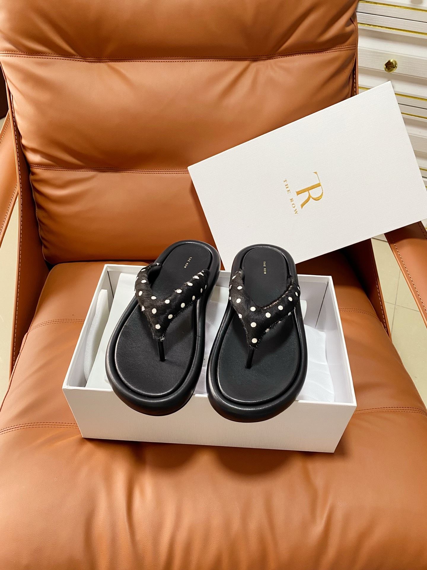 NO:875363,The row’s classic flip-flops add a new color, horsehair spotted pattern 35-40, split-toe shoes19860909the row经典人字拖新增颜色 马毛斑点图案 35-40,分趾鞋,Women's Shoes