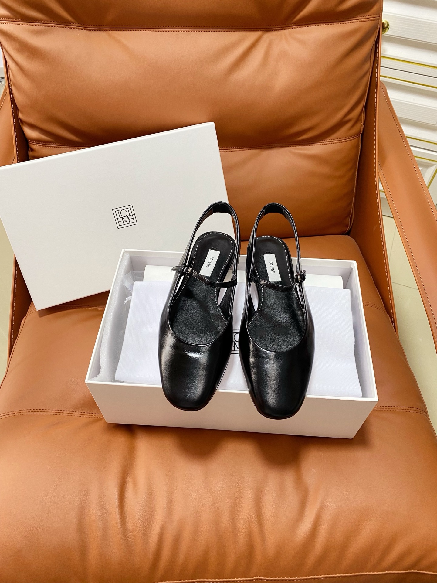 NO:875360,TOTEM*26ss early spring new classic Mary Jane shoes with back hollow. The Scandinavian minimalist design that catches the eye perfectly interprets the cool and high-end sense of TOTEME. The neat square toe shoe shape perfectly modifies the foot shape, making the foot smaller in seconds and easily creating a slender and slender visual effect. The hollow back strap + adjustable buckle design makes it easy to put on and take off. It also fits the ankle perfectly, walking steadily without grinding the feet, saying goodbye to the constrained feeling of traditional shoes.  The flat design can be worn for a long time without tiring the feet, and can be easily used for daily commuting, dating parties, and formal occasions. It truly achieves the coexistence of appearance and comfort. It is an evergreen model that will never go out of style in the shoe cabinet. Upper cowhide, lining sheepskin, outsole Italian leather outsole size 35-41 (customized sizes 40 and 41 are non-refundable), sandals, sandals, mary jane, cowhide, sheepskin, Leather soles19860909TOTEM*26ss早春新款经典后空玛丽珍单鞋 一眼沦陷的北欧极简设计,将TOTEME的清冷高级感完美诠释.利落的方头鞋型,极致修饰脚型,秒显脚小,轻松打造纤细修长的视觉效果；后空绊带+可调节搭扣设计,穿脱便捷,同时完美贴合脚踝,走路稳当不磨脚,告别传统单鞋的束缚感. 平底设计久穿不累脚,日常通勤、约会聚会、正式场合都能轻松驾驭,真正做到了颜值与舒适并存,是鞋柜里永不过时的常青款. 鞋面牛皮 内里羊皮 大底意大利真皮大底 size35-41码（40、41码定制不退换）,凉鞋,sandals,mary jane,cowhide,sheepskin,Leather soles,Women's Shoes