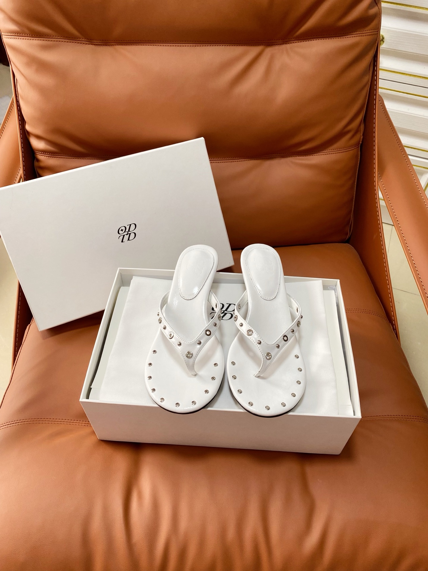 NO:875385,ODTD26 new spring and summer rivet sandals, this year's hot sandals, elegant and casual, revealing casual sexiness, kitten heels perfectly elongate the proportions of the legs, eye-catching French vacation, easy to add points to summer wear, matching cowhide/sheep leather lining, code number 35-39# (40# custom-made, non-returnable), split-toe shoes, cowhide, sheepskin, sheep19860909ODTD26春夏新款铆钉凉拖,今年大热的凉拖,优雅随性中透露不经意的性感,小猫跟完美拉长双腿比例,惹眼法式度假就这么穿,轻松为夏日穿搭加分,对版牛皮/羊京面料,羊皮内里,码数35-39#（40#订做不退换）,分趾鞋,cowhide,sheepskin,sheep,Women's Shoes