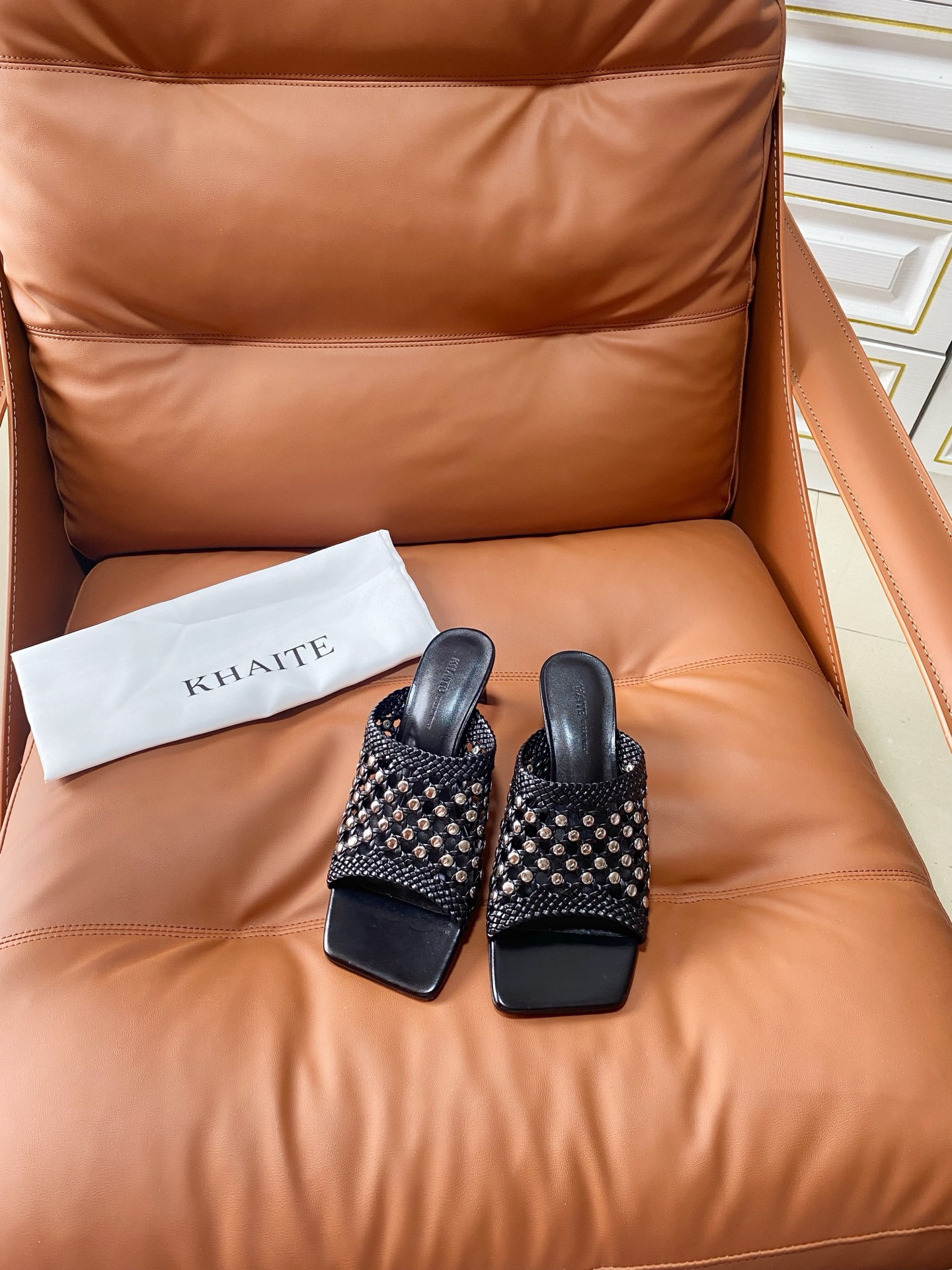 NO:875378,Khaite flat square-toe Mule sandals and slippers are simple and high-end, with a V-shaped design that is sexy and elegant. They are OK with skirts and shorts in summer. They can show elegant charm in daily life or party activities. The upper material is counter-woven willow. The lining is imported sheepskin. The sole is Italian genuine leather. Size 35-40 (40 non-refundable), high-heeled shoes and slippers, sandals, high heels, slippers, skirts, shorts, sheepskin, Leather soles19860909khaite平底方头穆勒凉鞋拖鞋 简单设计又高级,V字造型设计性感优雅气质,夏天搭配裙子 短裤都是很OK,日常或者派对活动都能展现优雅的魅力气质 鞋面材质对版编织柳丁 内里进口羊皮 鞋底意大利真皮大底 码数35 -40 (40不退换),高跟鞋拖鞋,sandals,high heels,slippers,skirts,shorts,sheepskin,Leather soles,Women's Shoes