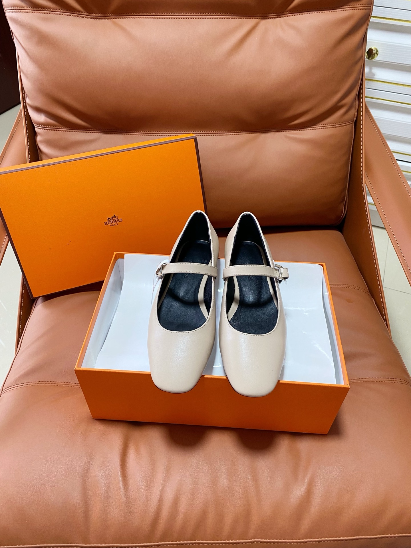 NO:875359,Hermes' latest spring and summer Mary Jane shoes are very difficult to stock in the cabinet. Classic round toe style. Simple and elegant design. No complicated decoration. Proper old money style. The upper is super versatile, good-looking and fashionable. There are many celebrity Internet celebrities. A must-have for spring and summer. Casual, comfortable and high-end. The upper is super comfortable and not tight. The upper is imported calfskin. Mixed sheepskin lining. Italian genuine leather outsole. Original full package. Size35-39 (40)  41 Customized (no return or exchange), sandals, hermes, hermes, sandals, mary jane, cowhide, sheepskin, Leather soles19860909Hermes爱马仕春夏最新款 玛丽珍鞋 柜柜超难配货 经典的圆头版型 简约大气的设计 没有任何复杂的装饰 妥妥的老钱风 上脚超级百搭好看时髦 超多明星网红种草 春夏必备 随意舒适高级感 上脚超级舒适不勒脚 鞋面进口小牛皮 混种羊皮里 意大利真皮大底 原版全套包装 Size35-39（40 41定做不退换）,凉鞋单鞋,hermes,hermes,sandals,mary jane,cowhide,sheepskin,Leather soles,Women's Shoes