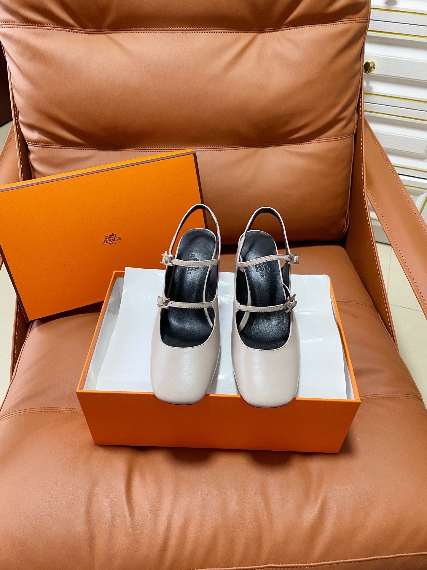 NO:875362,hermes Hermes H diamond buckle thick heel Mary Jane sandals, fashionable and versatile, a must-have for home, shopping and travel. You can feel the soft and delicate touch of lambskin on your feet. The shoes are light and Q-elastic, breathable and sweat-absorbent. The large square toe and loose shoe shape are not picky about the foot shape. The foot feels super comfortable and super comfortable. The fabric is made of imported lambskin and the lining is mixed sheepskin.  Code section 35-39 (40 customized), sandals, hermes, hermes, sandals, mary jane, sheepskin19860909hermes爱马仕H钻扣粗跟玛丽珍凉鞋 时尚百搭 居家 逛街 旅行必备款 上脚就能感受到小羊皮那柔软细腻的触感 鞋子轻盈Q弹,透气吸汗 大方头宽松的鞋型,不挑脚型 脚感超级无敌巨舒糊款. 面料采用进口小羊皮 内里垫脚混种羊皮 码段35-39（40定制）,凉鞋单鞋,hermes,hermes,sandals,mary jane,sheepskin,Women's Shoes