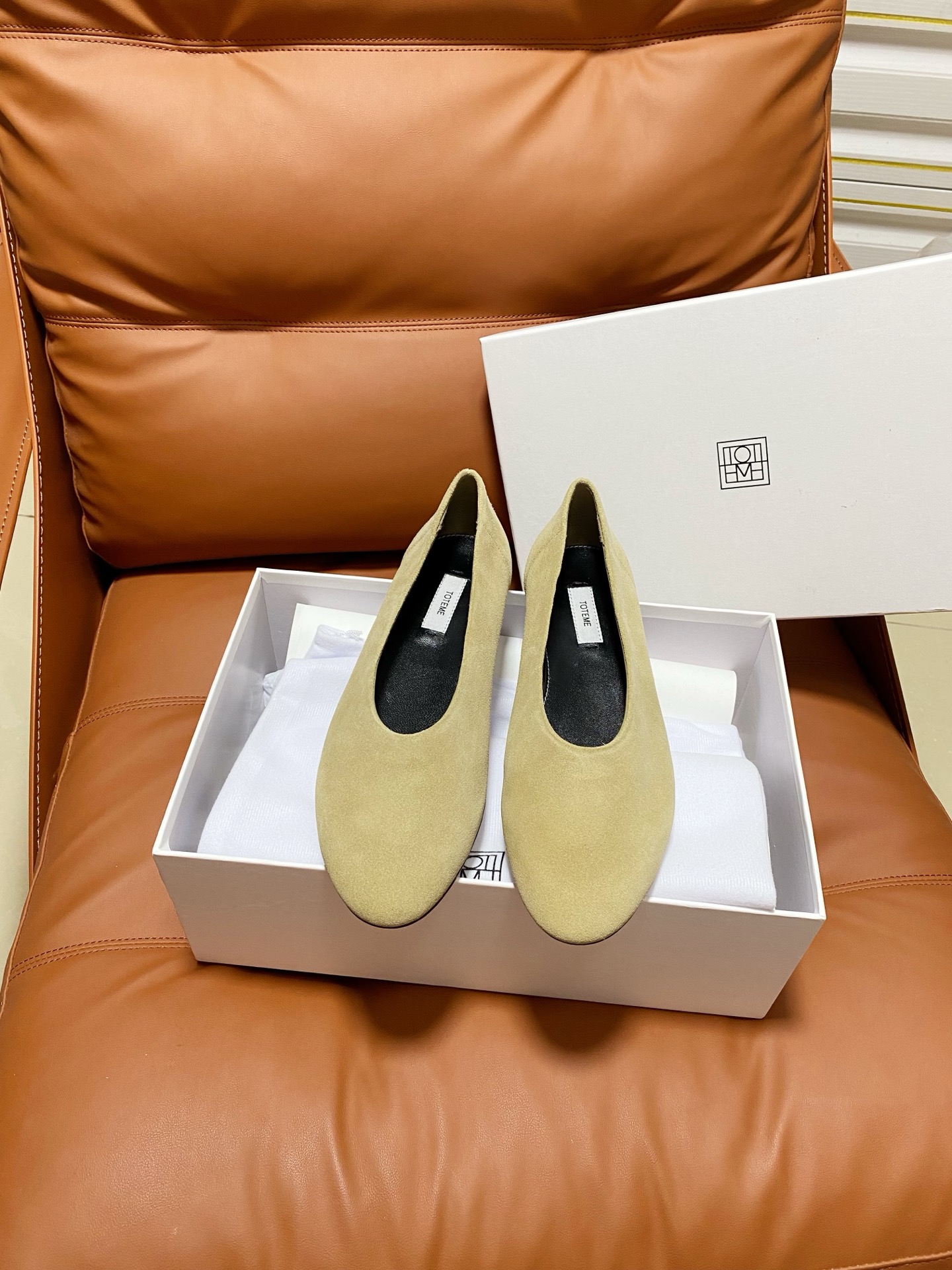 NO:875356,Toteme’s new granny shoes!  Minimalist style, retro and high-end!  Simple and elegant, it is a very attractive style!  The upper is made of cow suede/open edge beads, the lining is made of water-dyed sheepskin, the genuine leather outsole imported from Italy, size 35-39 (customized 4041), sandals, sandals, sheepskin, Leather soles19860909Toteme新款奶奶鞋！ 极简主义风格 复古又高级！ 简约又大气 属于非常耐看的款式！ 鞋面采用牛反绒/开边珠 内里采用水染羊皮 意大利进口真皮大底 码数35-39（4041定做）,凉鞋单鞋,sandals,sheepskin,Leather soles,Women's Shoes