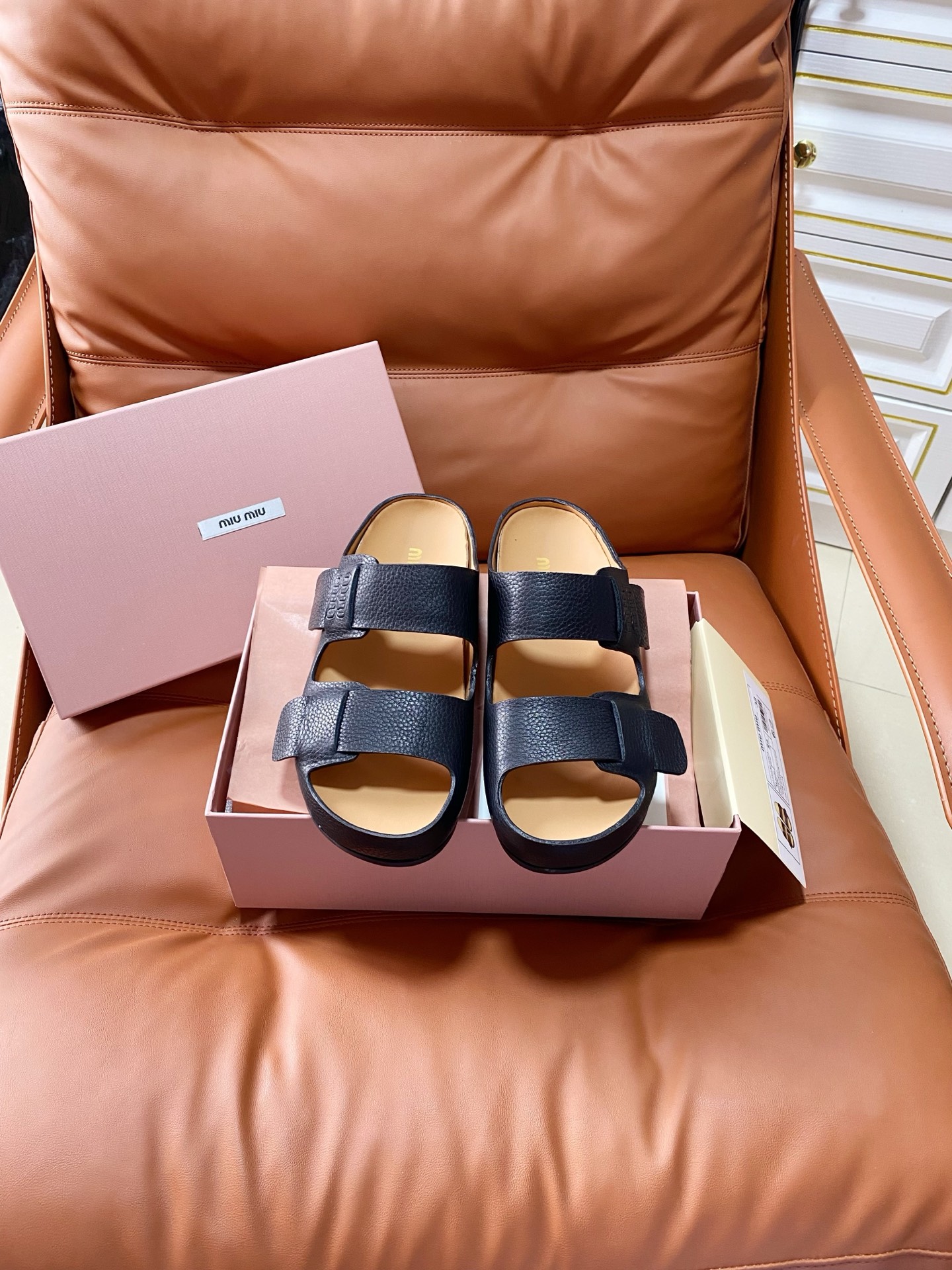 NO:875346,Top MiuMiu/Miu Miu 2026ss summer must-have new thick-soled Birkenstock beach slippers. This shoe type is really a classic design that will not go out of style and is in line with everyone's current pursuit of comfort and healthy wearing concepts. It is used by many domestic and foreign celebrities and fashionistas as an important choice for daily street slippers. Material imported original cowhide leather lining cowhide outsole original 1:1 molded outsole size 35-39 (40 customization is not returnable), slippers, miumiu, slippers, cowhide19860909顶级  MiuMiu/缪缪2026ss夏季必备新款厚底勃肯沙滩拖鞋 这个鞋型真的属于经典不会过时的设计而且符合当下大家这种追求舒适,健康的穿着理念,被很多国内外的明星,时尚达人当作日常出街拖鞋的重要选择 材质进口原版牛皮 内里牛皮 大底原版1:1开模大底 size35-39（40定制不退换）,拖鞋,miumiu,slippers,cowhide,Women's Shoes