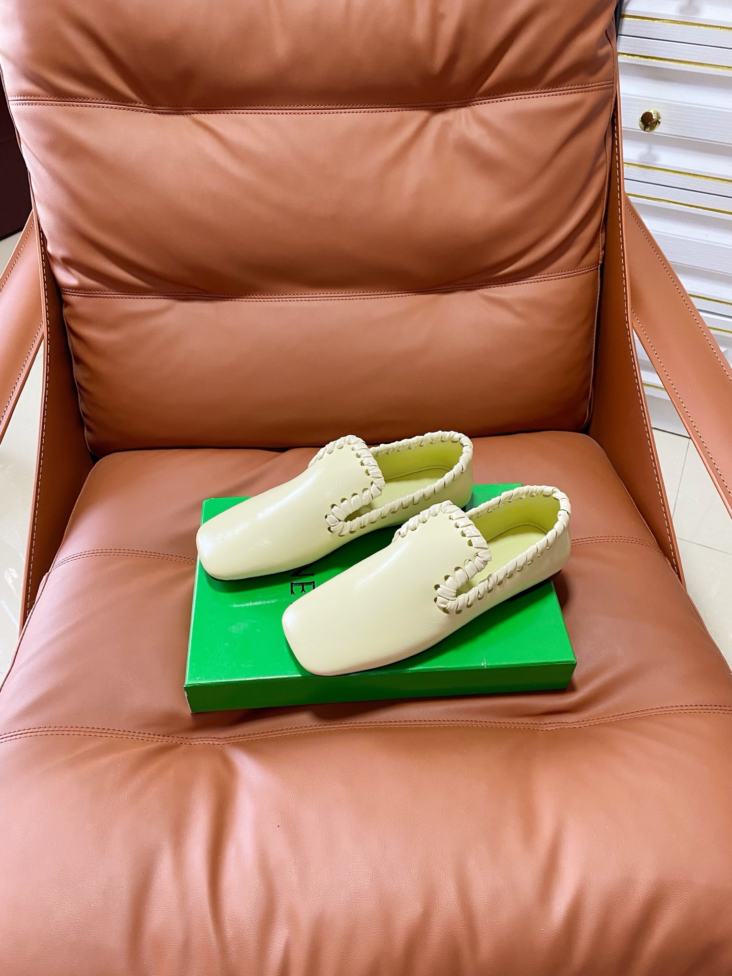 NO:875340,26 show BV flat bottom, simple loafers with a low-key and high-end feel, original injection-molded one-piece genuine leather outsole, hand-made art. Original imported cowhide. 35-41, (40, 41 customized), loafers, bottega veneta, loafers, cowhide, Leather soles1986090926秀款bv平底,低调高级感拉满的简约乐福鞋,原版注塑一体真皮大底,手工艺术拉满.原版进口牛皮. 35-41,（40,41订做）,乐福鞋,bottega veneta,loafers,cowhide,Leather soles,Women's Shoes