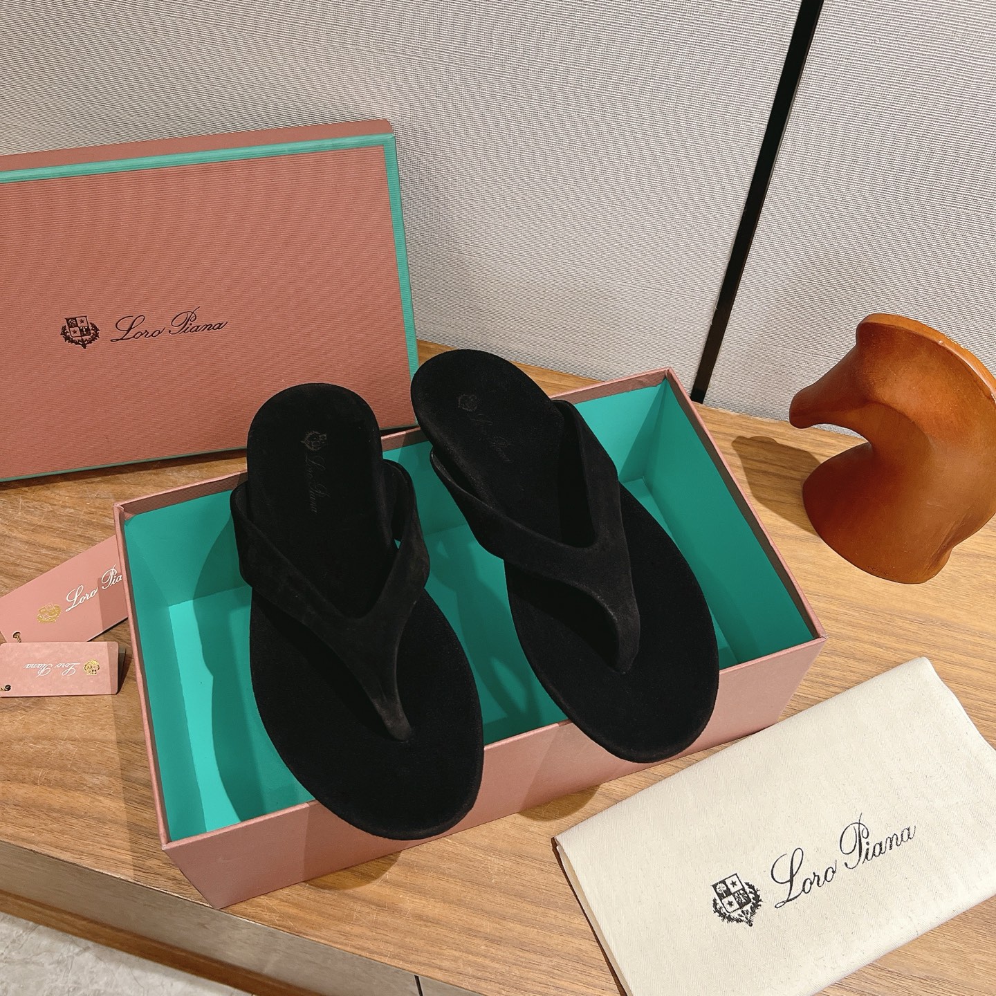 NO:875331,Loro Pian* 26ss spring and summer series lp top version British flip-flop sandals. It turns out that this is the flip-flop sandal that is said to be able to walk 20,000 steps without getting tired. It captures both the appearance and the feel of the feet. Once you step on it, you will be completely immersed in it. The minimalist design is eye-catching and durable. It is a bonus when wearing. The soft and soft texture of the feet is outstanding.  They are very nice and have soft and waxy soles that won’t scratch your feet. They can be worn for daily use without getting tired. Who can resist a pair of versatile and good-looking loafers? They don’t have to be too elegant. They have good foot feel and texture. The key is to make the legs look longer without tiring the feet. The main thing is that they are just right!  Material imported cashmere leather, cashmere leather lining Size35-40 (40.41 customization is non-returnable and non-exchangeable), split-toe shoes, loro piana, loro piana, loafers, sandals, slippers19860909Loro Pian* 26ss 春夏系列 lp顶级版本 英伦夹脚拖鞋 原来这就是传说走两万步都不会累脚的夹脚凉鞋把颜值和脚感都拿捏住了 上脚一走就会被彻底沦陷～极简的设计吸睛耐看,穿搭加分项呀 软乎乎的脚感质感出众 不会磨脚就很nice搭配软软糯糯的鞋底,日常通行久穿不累哦 谁能拒绝得了一双百搭又好看的乐福鞋呢 简直不要太气质,脚感和质感都拿捏,关键是显腿长不累脚,主打的就是一个刚刚好！ 材质进口羊绒皮 内里羊绒皮 Size35-40（40.41定制不退不换）,分趾鞋,loro piana,loro piana,loafers,sandals,slippers,Women's Shoes