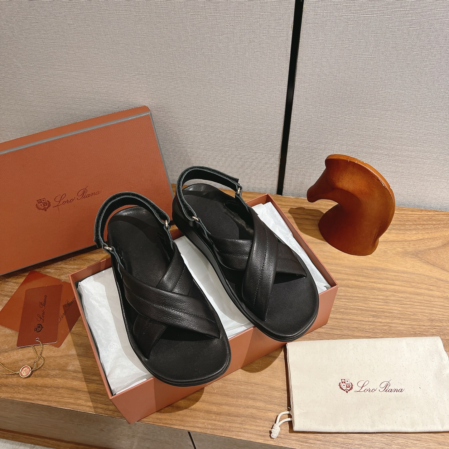 NO:875325,Loro piana sandals lp This cross-strap Loro Piana My Charms is exquisite and feminine, suitable for matching urban and resort attire. Material imported nubuck leather, sheepskin lining, silk cowhide foot pads, imported genuine leather outsole. Size 35-41 (35, 41, custom-made, non-returnable), sandals, loro piana, loro piana, sandals, cowhide, sheepskin, Leather soles19860909Loro piana凉鞋lp这款交叉带Loro Piana My Charms 精致柔美,适合搭配都市和度假装束. 材质进口磨砂皮 内里羊皮内里,丝绸牛皮垫脚 鞋底进口真皮大底. 码数35-41（35、41、定做不退换）,凉鞋,loro piana,loro piana,sandals,cowhide,sheepskin,Leather soles,Women's Shoes