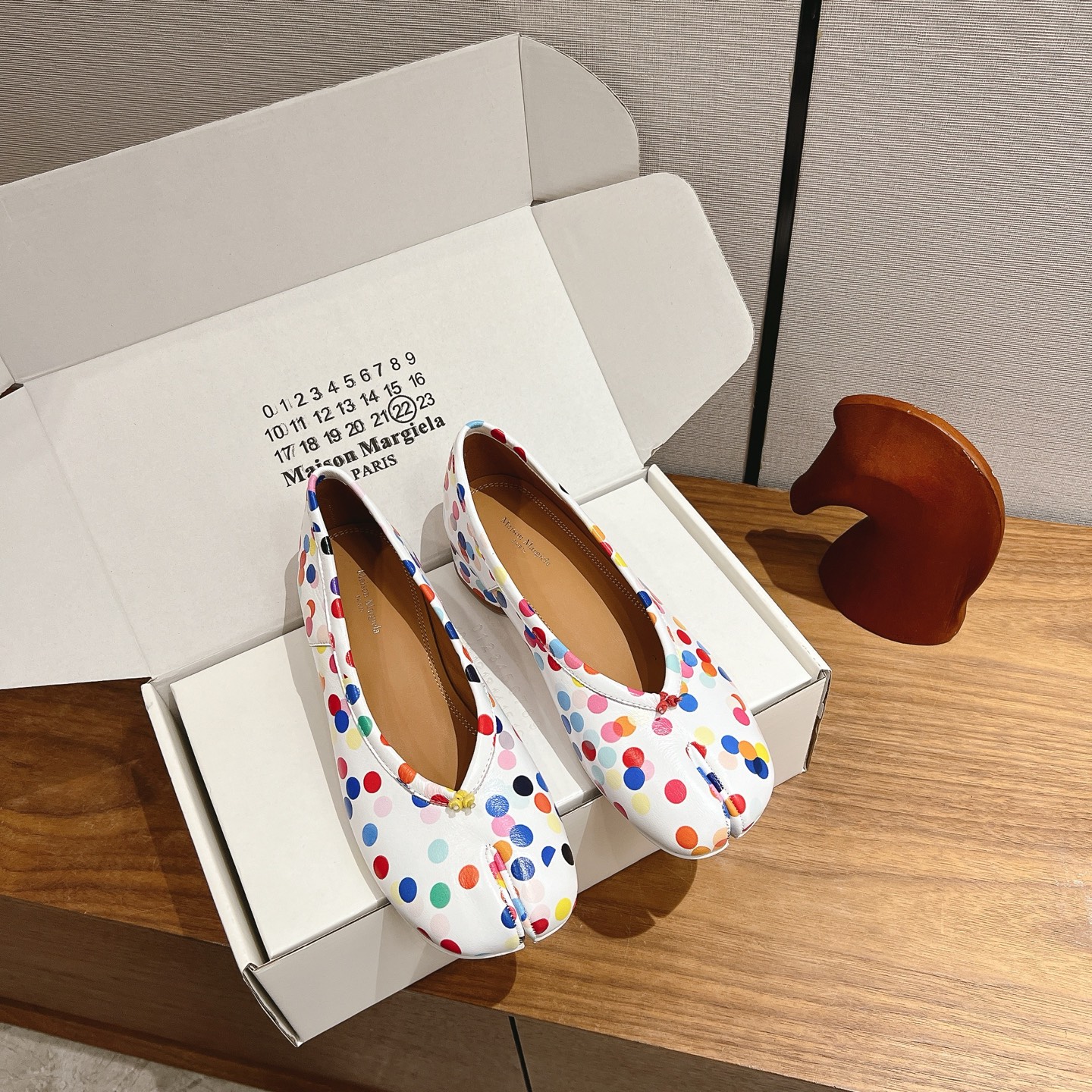NO:875321,The shoe design is a classic Tabi, which is one of Maison Margiela's most representative shoe styles. Especially in the 2026 spring and summer series, a number of limited editions with polka dot elements have been launched. The upper uses a white background with colorful polka dot patterns, which are 'Margiela's new rainbow polka dot Tabi shoes' and 'Maison Margiela 26ss limited polka dot Tabi shoes'  The small red decoration on the toe (similar to small flowers or bows) is also the brand's design style of adding interesting details to limited editions. Highlighting the packaging, design language and visual features, these shoes are Maison Margiela 2026 spring and summer limited edition polka dot split-toe shoes, which are creative derivatives of its classic Tabi series. Sizes 35-41, (40, 41 customized, split-toe shoes, maison margiela19860909鞋款设计为经典的 分趾鞋（Tabi）,这是Maison Margiela最具代表性的鞋型之一,尤其在2026春夏系列中推出了多款波点元素的限定款. 鞋面采用白色底色搭配彩色波点图案,是“马吉拉新款彩虹波点分趾鞋”“Maison Margiela 26ss限定波点分趾鞋” 鞋头处的红色小装饰（类似小花或蝴蝶结）也是该品牌在限定款中加入趣味细节的设计风格. 突出了包装、设计语言和视觉特征,这双鞋为 Maison Margiela 2026春夏限定款波点分趾鞋,属于其经典Tabi系列的创意衍生款.码数35-41、（40,41定制,分趾鞋,masion margiela,Women's Shoes