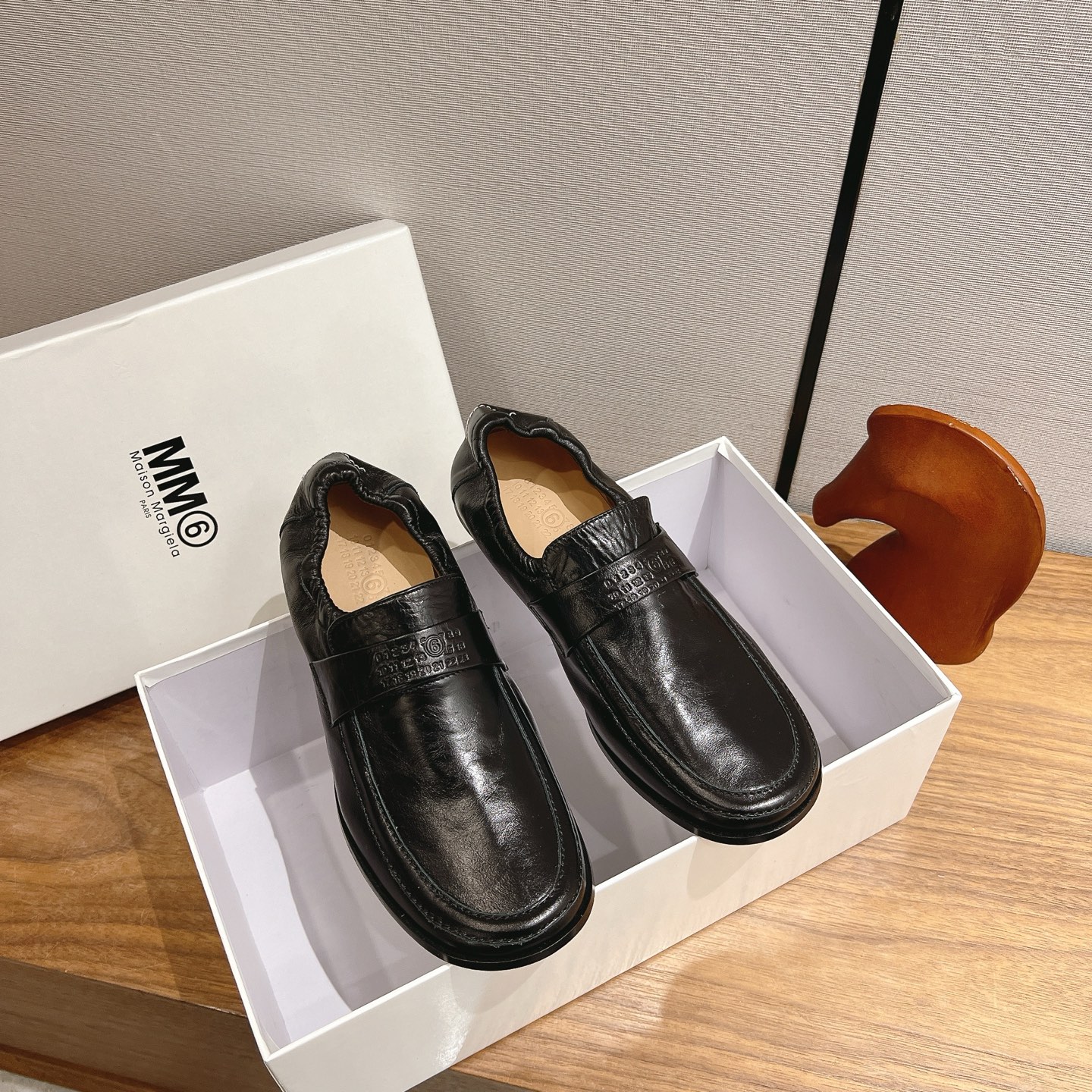 NO:875314,MM6 Maison Margiela apple toe loafers, the iconic curved toe is very recognizable, simple and avant-garde!  The uppers are made of suede, leather and other materials with rich colors, making them easy to use for daily commuting or leisure. The flat-soled design is comfortable to wear, flatters the shape of your feet, can be worn with skirts and jeans, and is both fashionable and practical!  The deconstruction style of MM6 is really attitude~ The size is 35-40, and it is also matched with a very beautiful airplane box, loafers, masion margiela, loafers, skirts, jeans, chamois leather19860909MM6 Maison Margiela苹果头乐福鞋,标志性弧形鞋头超有辨识度,简约又前卫！鞋面有麂皮、皮革等多种材质,配色丰富,日常通勤或休闲都能轻松驾驭.平底设计,穿着舒适,修饰脚型,裙装牛仔裤都能搭,时尚实用两不误！MM6的解构主义风格真的太有态度啦～码段35-40、另外搭配非常漂亮的飞机盒,乐福鞋,masion margiela,loafers,skirts,jeans,chamois leather,Women's Shoes