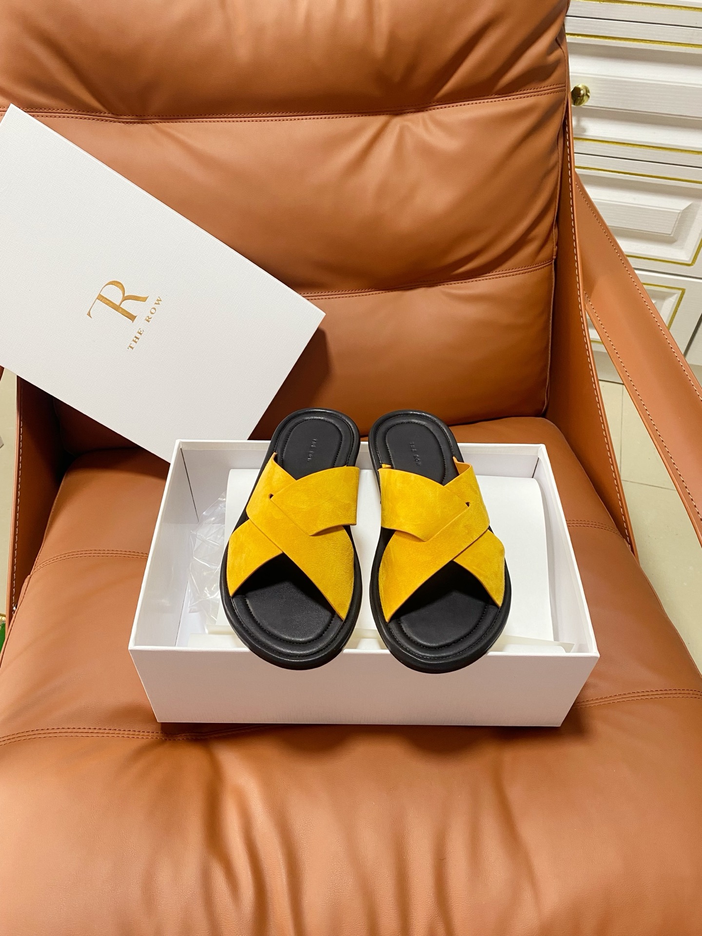NO:875307,THE ROW 26 new spring and summer simple beach slippers, one of the most popular brands in the past two years, almost every blogger has a pair!  The summer season is coming, and I recommend this casual yet stylish slipper. I feel like this lazy slipper is about to explode in popularity!  Whether paired with jeans, linen leg pants or a skirt, it looks great!  Must buy a pair!  Its structure is based on ergonomic design, allowing the foot to be completely free and comfortable, so the structure of the foot bed completely fits the curvature of the foot. In the hot summer, a pair of light and comfortable shoes is indispensable. These oak-made Birkenstock cork shoes, retro double-buckle casual beach slippers, are simply a savior!  The upper is made of cowhide, the lining is sheepskin, the original outsole is size 35-39 (40 is custom-made and cannot be returned or exchanged), slippers, slippers, skirts, jeans, cowhide, sheepskin19860909THE ROW 26春夏新款简易沙滩拖鞋 近两年最火之一的品牌,几乎博主人手一双！夏日的季节就要到了,推荐这款随性又不乏设计感的拖鞋,这款懒人拖鞋我感觉即将要爆火！无论是配牛仔裤,亚麻腿裤还是裙子都可以很亮眼！必须入手一双！ 其构造鉴于人体工学设计,让脚完全解放舒适打造的,所以其脚床的构造完全贴合脚的弧度. 夏日炎炎,少不了一双轻盈又舒适的,这款橡木材质勃肯软木鞋复古双扣休闲沙滩女拖,简直就是救星！ 鞋面采用牛皮 内里垫脚羊皮 原版大底 size 35-39(40定做不退换),拖鞋,slippers,skirts,jeans,cowhide,sheepskin,Women's Shoes