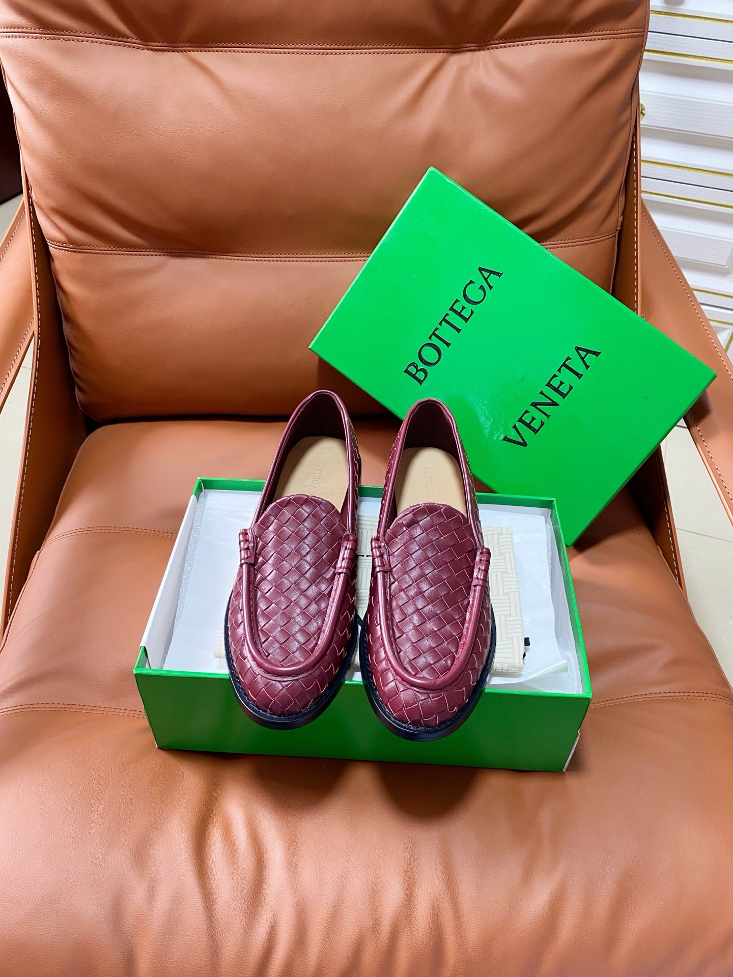 NO:875330,Silenzio loafers Loafers Genuine leather hand-woven BV black cow pattern This classic style is simply BV's latest ceiling Genuine leather Hand-woven Versatile Simple piece of leather with 8 mm strips Hand-woven High-end and comfortable The fabric is made of high-quality lambskin The foot pads are lined with sheepskin and are high-end  Hot melt glue is used to shape the toe and heel. It is easy to rebound and does not deform. Italian computer needle machines are used for the upper stitching. The workmanship is fine. Original packaging is used. Three-in-one box. Treat customers sincerely. Women's model 35-39 (40, 41, 42 are customized and non-refundable), loafers, bottega veneta, loafers, sheepskin, Leather soles19860909Silenzio乐福鞋 乐福鞋 真皮手工编织 BV 黑色 牛纹 这款经典款 简直bv最新天花板啦 真皮 手工编织 百搭  简约一块皮8 毫米抽条  手工编织而成 高档舒适 面料选用优质小羊皮 垫脚羊皮内里舒适高端 大底选用意大利真皮大底 运用轻染工艺 对标对版 选用原版包装 鞋子布袋采用印胶logo工艺 市场最高端 采用热熔胶定型鞋头 后跟 易回弹不变形  鞋面车线选用意大利电脑针车 做工精细 选用原版包装 三合一盒子 真心对待客人  女款 35-39（40 、41,42订做不退换）,乐福鞋,bottega veneta,loafers,sheepskin,Leather soles,Women's Shoes