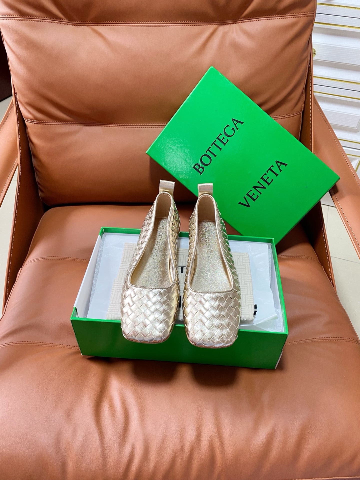 NO:875341,BV classic weaving adds a new member. Simple repetition is the progress of handicrafts. Immortal classics are due to classics, simple weaving, popular shoe shapes, versatile and comfortable. Woven uppers, injection molded one-piece outsole. 35-39, (40, 41, 42 customized), single shoes, Bottega Veneta19860909bv经典编织再添新员 把简单重复化就是手工艺的进步,不朽的经典缘于经典,简洁的编织,大众的鞋型,百搭舒适. 编织鞋面,注塑一体大底. 35-39,（40,41,42定制）,单鞋,bottega veneta,Women's Shoes