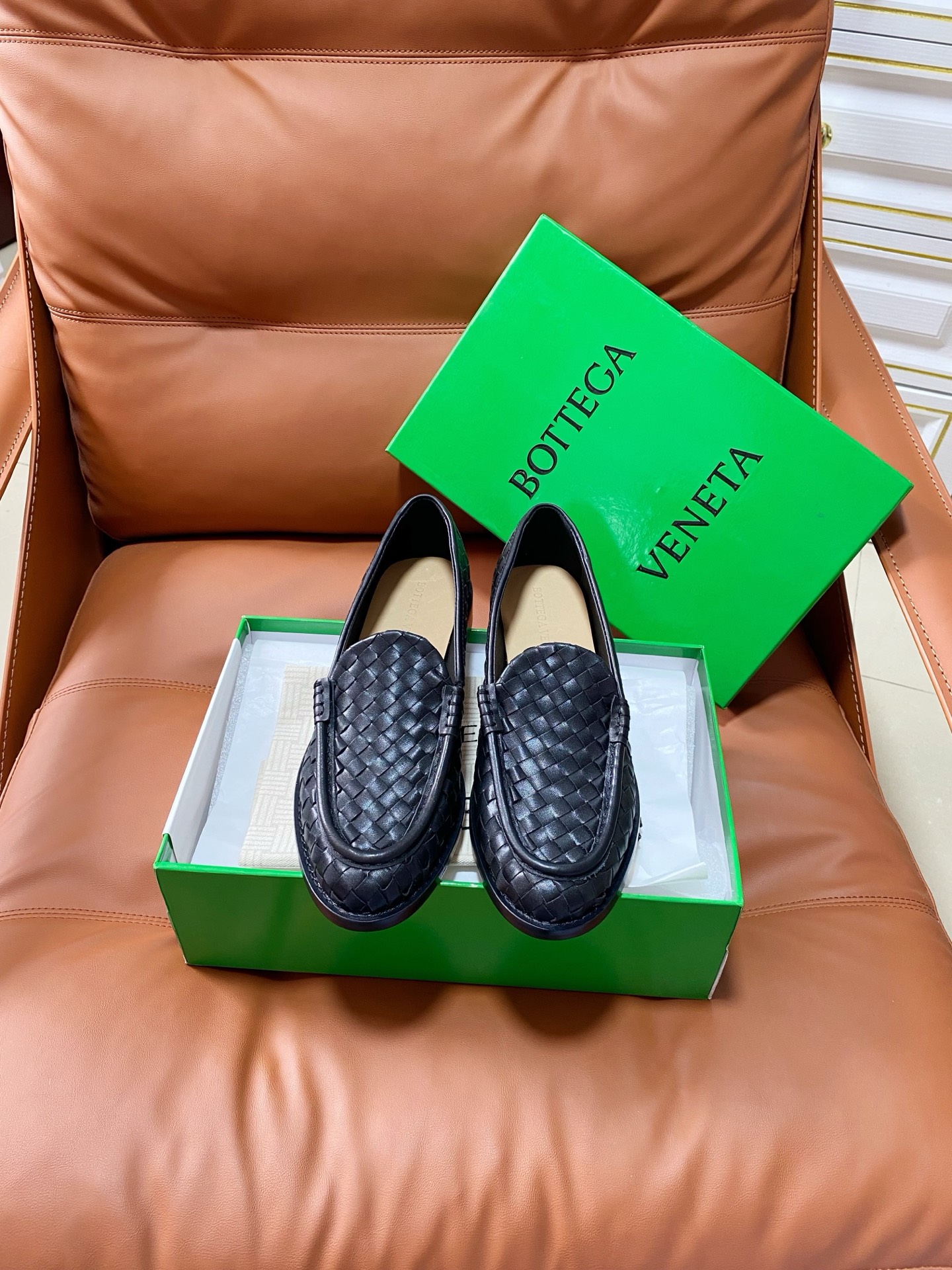 NO:875319,Silenzio loafers Loafers Genuine leather hand-woven BV black cow pattern This classic style is simply BV's latest ceiling Genuine leather Hand-woven Versatile Simple piece of leather with 8 mm strips Hand-woven High-end and comfortable The fabric is made of high-quality lambskin The foot pads are lined with sheepskin and are high-end  Hot melt glue is used to shape the toe and heel. It is easy to rebound and does not deform. Italian computer needle machines are used for the upper stitching. The workmanship is fine. Original packaging is used. Three-in-one box. Treat customers sincerely. Women's 35-39 (40, 41, 42 are customized and non-returnable), loafers, bottega veneta, loafers, sheepskin, Leather soles19860909Silenzio乐福鞋 乐福鞋 真皮手工编织 BV 黑色 牛纹 这款经典款 简直bv最新天花板啦 真皮 手工编织 百搭  简约一块皮8 毫米抽条  手工编织而成 高档舒适 面料选用优质小羊皮 垫脚羊皮内里舒适高端 大底选用意大利真皮大底 运用轻染工艺 对标对版 选用原版包装 鞋子布袋采用印胶logo工艺 市场最高端 采用热熔胶定型鞋头 后跟 易回弹不变形  鞋面车线选用意大利电脑针车 做工精细 选用原版包装 三合一盒子 真心对待客人 女款 35-39（ 40 ,41,42订做不退换）,乐福鞋,bottega veneta,loafers,sheepskin,Leather soles,Women's Shoes