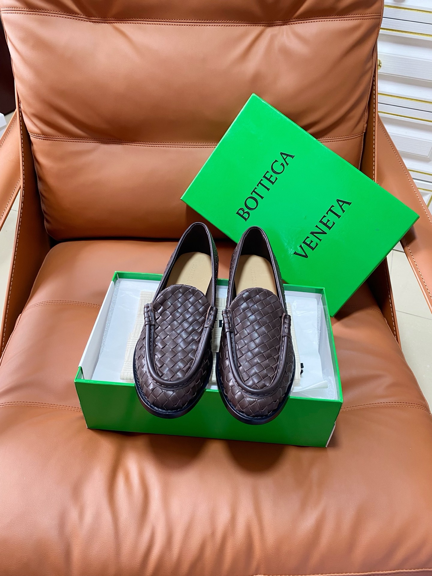NO:875324,Silenzio loafers Loafers Genuine leather hand-woven BV black cow pattern This classic style is simply BV's latest ceiling Genuine leather Hand-woven Versatile Simple piece of leather with 8 mm strips Hand-woven High-end and comfortable The fabric is made of high-quality lambskin The foot pads are lined with sheepskin and are high-end  Hot melt glue is used to shape the toe and heel. It is easy to rebound and does not deform. Italian computer needle machines are used for the upper stitching. The workmanship is fine. Original packaging is used. Three-in-one box. Treat customers sincerely. Women's model 35-39 (40, 41, 42 customized, non-returnable), loafers, bottega veneta, loafers, sheepskin, Leather soles19860909Silenzio乐福鞋 乐福鞋 真皮手工编织 BV 黑色 牛纹 这款经典款 简直bv最新天花板啦 真皮 手工编织 百搭  简约一块皮8 毫米抽条  手工编织而成 高档舒适 面料选用优质小羊皮 垫脚羊皮内里舒适高端 大底选用意大利真皮大底 运用轻染工艺 对标对版 选用原版包装 鞋子布袋采用印胶logo工艺 市场最高端 采用热熔胶定型鞋头 后跟 易回弹不变形  鞋面车线选用意大利电脑针车 做工精细 选用原版包装 三合一盒子 真心对待客人  女款 35-39（40 ,41,42订做不退换）,乐福鞋,bottega veneta,loafers,sheepskin,Leather soles,Women's Shoes