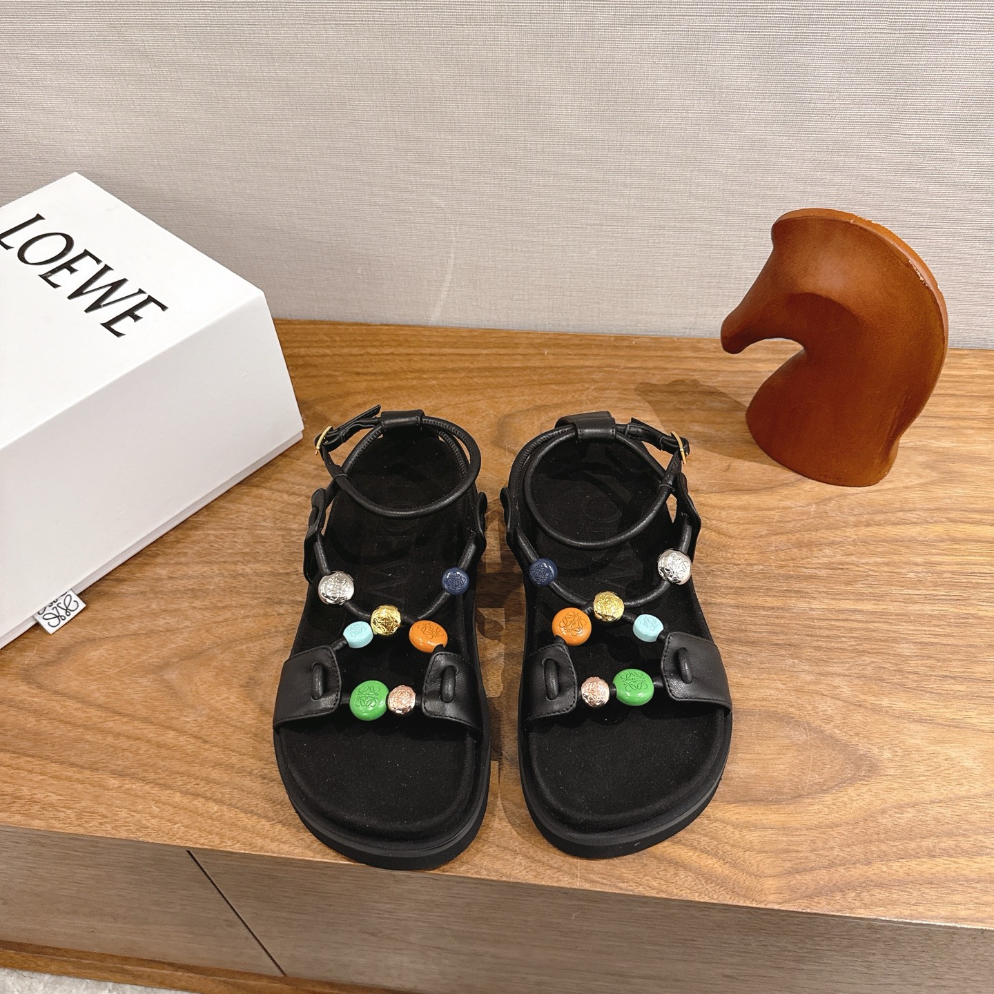 NO:875336,LOEWE's latest bohemian style sandals for spring and summer. There are many celebrity Internet celebrities. The colorful beads on the upper are the biggest highlight. Blue, orange, green, pink and other multi-color stone/resin texture beads are matched with metal decoration. It has a retro vacation atmosphere, making basic sandals instantly lively and eye-catching. The black rubber thick sole design not only increases the comfort of wearing, but also has a casual street feel. It is suitable for matching with skirts or casual pants.  Size 35-40 (40 customized), sandals, loewe, loewe, sandals, skirts19860909LOEWE罗意威春夏最新款波西米亚风凉鞋 超多明星网红种草 鞋面的彩色串珠是最大亮点,蓝、橙、绿、粉等多色石质/树脂质感珠子搭配金属装饰 自带复古度假氛围 让基础款凉鞋瞬间变得活泼吸睛 黑色橡胶厚底设计 既增加了穿着的舒适感 也自带休闲街头感 搭配裙装或休闲裤都很合适 码数35-40（40订做）,凉鞋,loewe,loewe,sandals,skirts,Women's Shoes