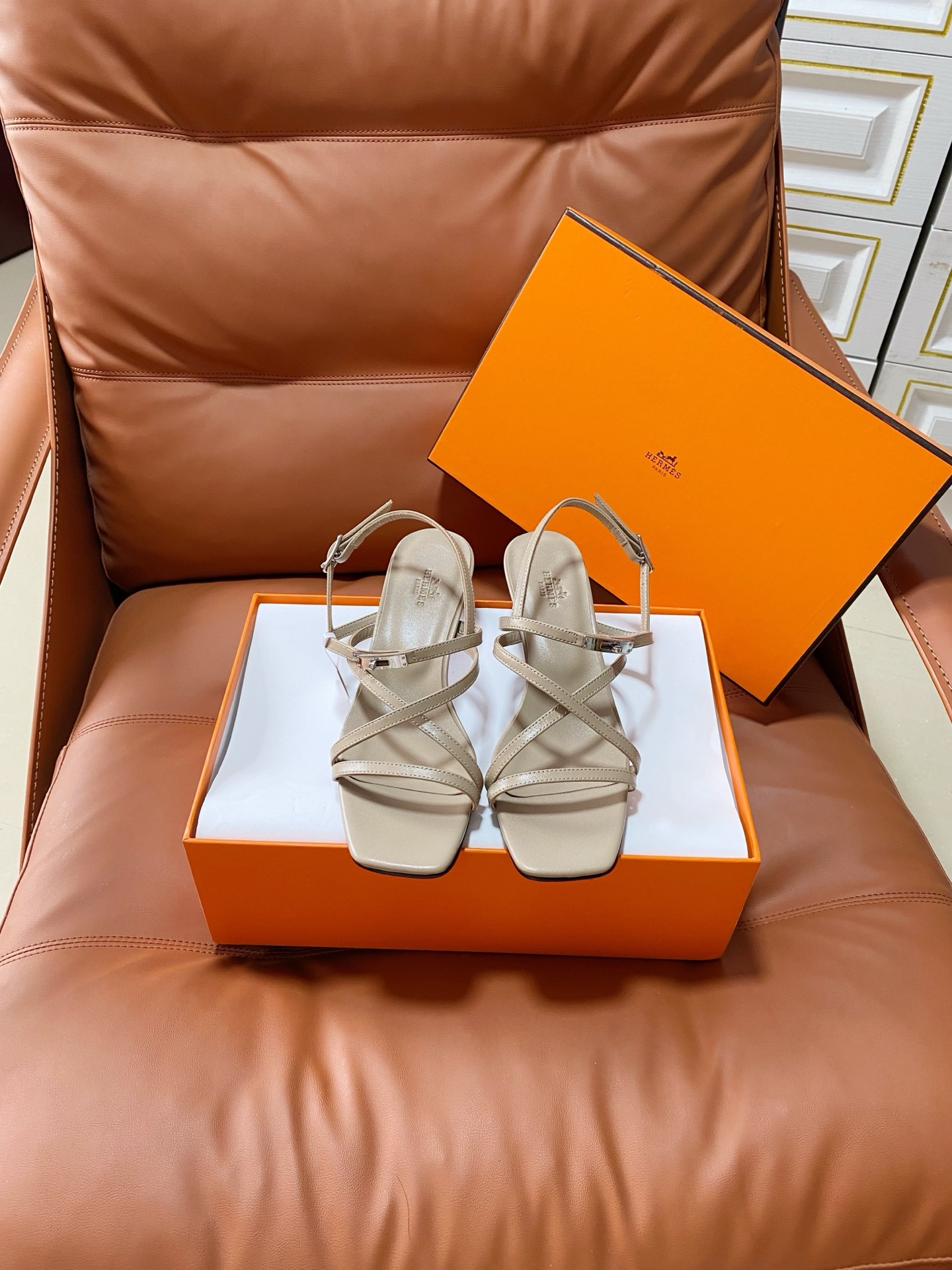 NO:875300,Hermès/Hermès 25WF new Kelly buckle thin strap cat heel sandals When the legendary gene of the Kelly bag meets summer walking, these sandals become a concrete expression of elegance. The iconic rotating Kelly metal buckle design is carefully polished to become the finishing touch on the toe. The palladium plating flows with a low-key luster, replicating the brand's century-old luxury code. The thin leather straps cover the instep like a ribbon.  The neat tailoring outlines the slender outline of the ankle. The Italian hand-stitched shoe structure and technology make every step both stable and elegant, breaking the law of imbalance between sophistication and comfort. From cafes on the Left Bank of Paris to dinners on seaside resorts, these sandals are a style tool. When paired with elegant skirts, they show French laziness. When paired with neat trousers, they also bring out a smart style. Integrating classics into daily dressing philosophy allows Kelly to have elegant genes.  Keep flowing with summer steps. The fabric is made of original customized leather. The inner toes are made of mixed sheepskin. Italian A-grade imported genuine leather outsole size35-39 (customized 40/41/42, sandals, hermes, hermes, sandals, skirts, sheepskin, Leather soles19860909Hermès/爱马仕25WF新品Kelly扣 细带猫跟凉鞋 当Kelly包的传奇基因邂逅夏日步履 这款凉鞋便成了优雅的具象化表达. 标志性的旋转Kelly金属扣设计 经匠心打磨成为足尖的点睛之笔 钯金镀层流转着低调光泽 复刻品牌百年的奢华密码. 纤细皮质绑带如丝带般轻覆脚背 又以利落剪裁勾勒出脚踝的纤细轮廓. 意大利手工缝制的鞋履结构与技术 让每一步都兼具稳定与优雅 打破精致与舒适的失衡定律 . 从巴黎左岸的咖啡馆到海滨度假的晚宴 这双凉鞋皆是风格利器. 搭配飘逸裙装时 尽显法式慵懒 适配利落裤装时 又衬出干练格调. 将经典融入日常的穿搭哲学 让Kelly的优雅基因 随夏日步履不断流转. 面料采用原版定制皮料 内里踮脚均为混种羊皮 意大利A级进口真皮大底 size35-39（40/41/42定制,凉鞋,hermes,hermes,sandals,skirts,sheepskin,Leather soles,Women's Shoes
