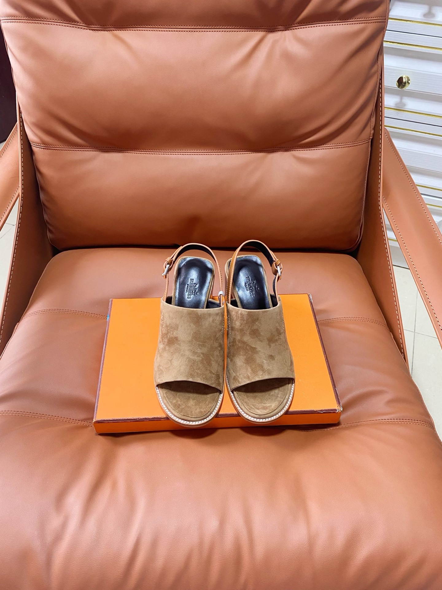 NO:875293,High version of the 2026 spring and summer new HERMES Hermès counter new style. The recently popular wedge-heeled Erjiu sandals are paired with various colorful socks. They are very trendy. The upper is cowhide leather. The outsole is genuine leather. The heel height is about 7cm. The size is women's 35-41 (40/41 is non-returnable and non-exchangeable). High-heeled sandals, hermes, hermes, sandals, high heels, cowhide, socks.19860909高版2026春夏新款HERMES爱马仕专柜新款最近火到不行的坡跟二舅凉鞋搭配各种彩色袜子,潮爆了 鞋面牛皮 大底真皮鞋底 跟高约7cm 码数女35-41（40/41不退不换）,高跟鞋凉鞋,hermes,hermes,sandals,high heels,cowhide,socks,Women's Shoes