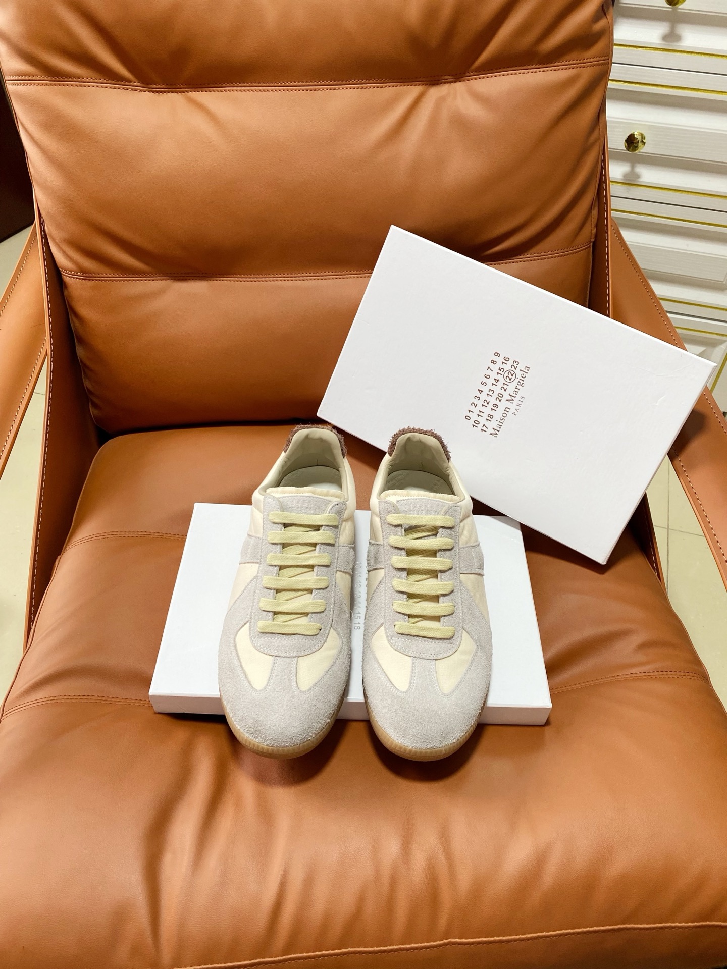 NO:875339,, men's size 10 upgraded version of MaisonMargiela MM6 moral training casual shoes, a genius designer brand, a light luxury brand that is versatile and comfortable. This German training shoe continues the classic T-shaped leather splicing design. It has been carefully improved by the design team many times, just to let you experience the most original military taste.  The combination of the soft and delicate characteristics of the first layer of cowhide and the texture of suede cowhide makes it extremely soft and comfortable, while maintaining good breathability, comfort and texture, making it easy to wear any combination in all seasons. Sizes: Women's size 35-39 (40 is custom-made and non-returnable) Men's size 40-44 (45 is custom-made and non-returnable) (46, 47, 48, 49, 50 yards/pair), casual shoes/sports shoes, masion  margiela,sneakers,cowhide19860909,男码10 升级版代购级版本MaisonMargiela MM6德训休闲鞋 鬼才设计师品牌,一个轻奢品牌上脚很百搭哦,也很随脚舒适,这一款德国训练鞋延续了经典的T形真皮拼接设计,经过设计团队多次的精心改良,只为让您体验最原始的军旅味道. 头层牛皮柔软细腻的特点与牛反绒牛皮的质感相结合使其既有超高的柔软舒适度,又同时保持不错的透气性能舒适与质感并行,轻松驾驭四季穿着任何搭配. 码数:女码35-39（40订做不退换） 男码40-44（45订做不退换）（46,47,48 ,49,50码/对）,休闲鞋/运动鞋,masion margiela,sneakers,cowhide,Women's Shoes