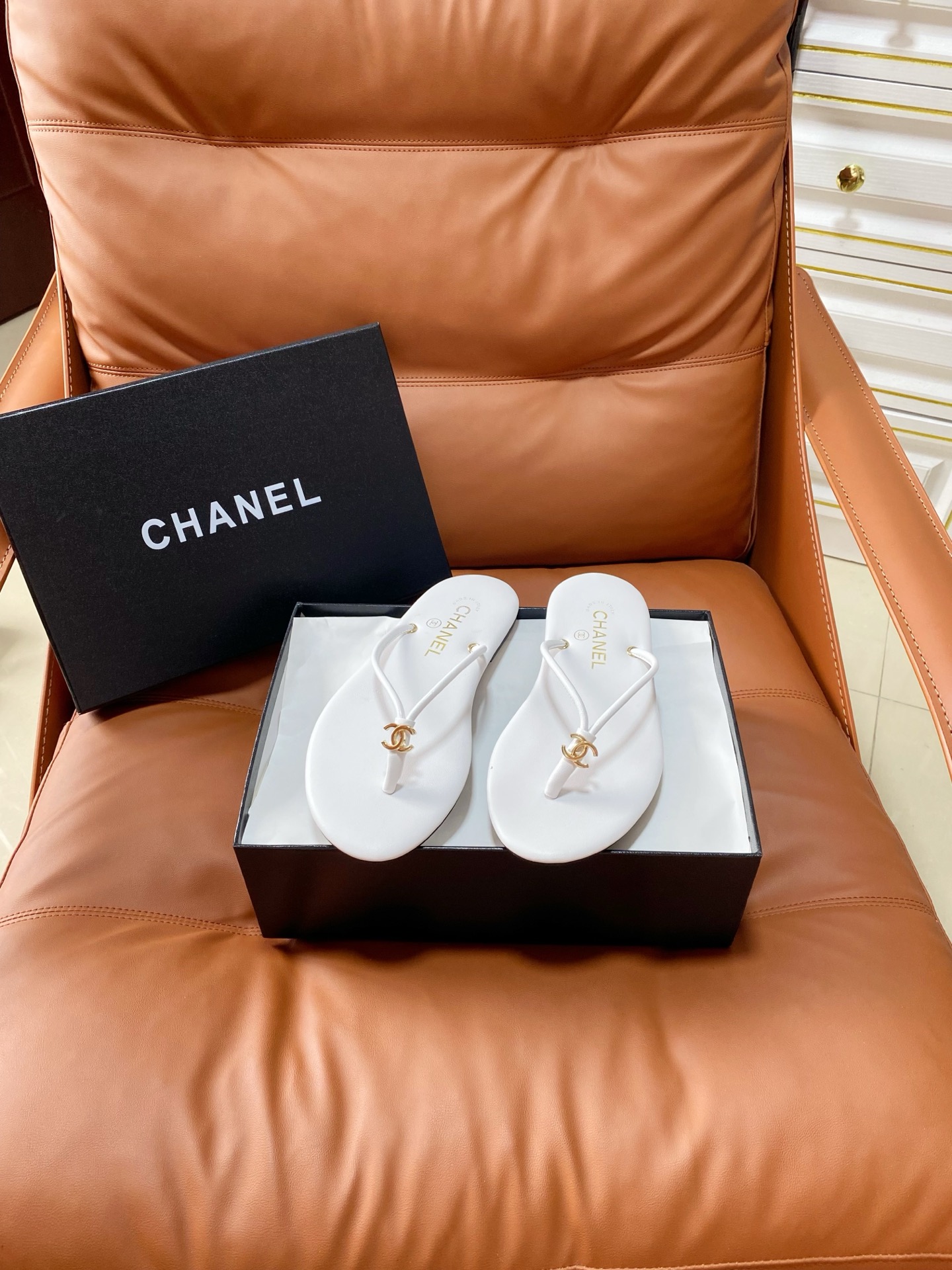 NO:875135,Running model Xiaoxiangjia 2026 chanel new summer flip-flops original molded outsole, craft upper leather strips. Genuine leather midsole. Compare the market version, real materials 35-40 (40 customized), split-toe shoes, chanel, chanel19860909跑量款 小香家2026chanel夏季新款人字拖 原版开模大底,工艺性鞋面皮条.真皮包中底.对比市面版本,真材实料 35-40（40订做）,分趾鞋,chanel,chanel,Women's Shoes