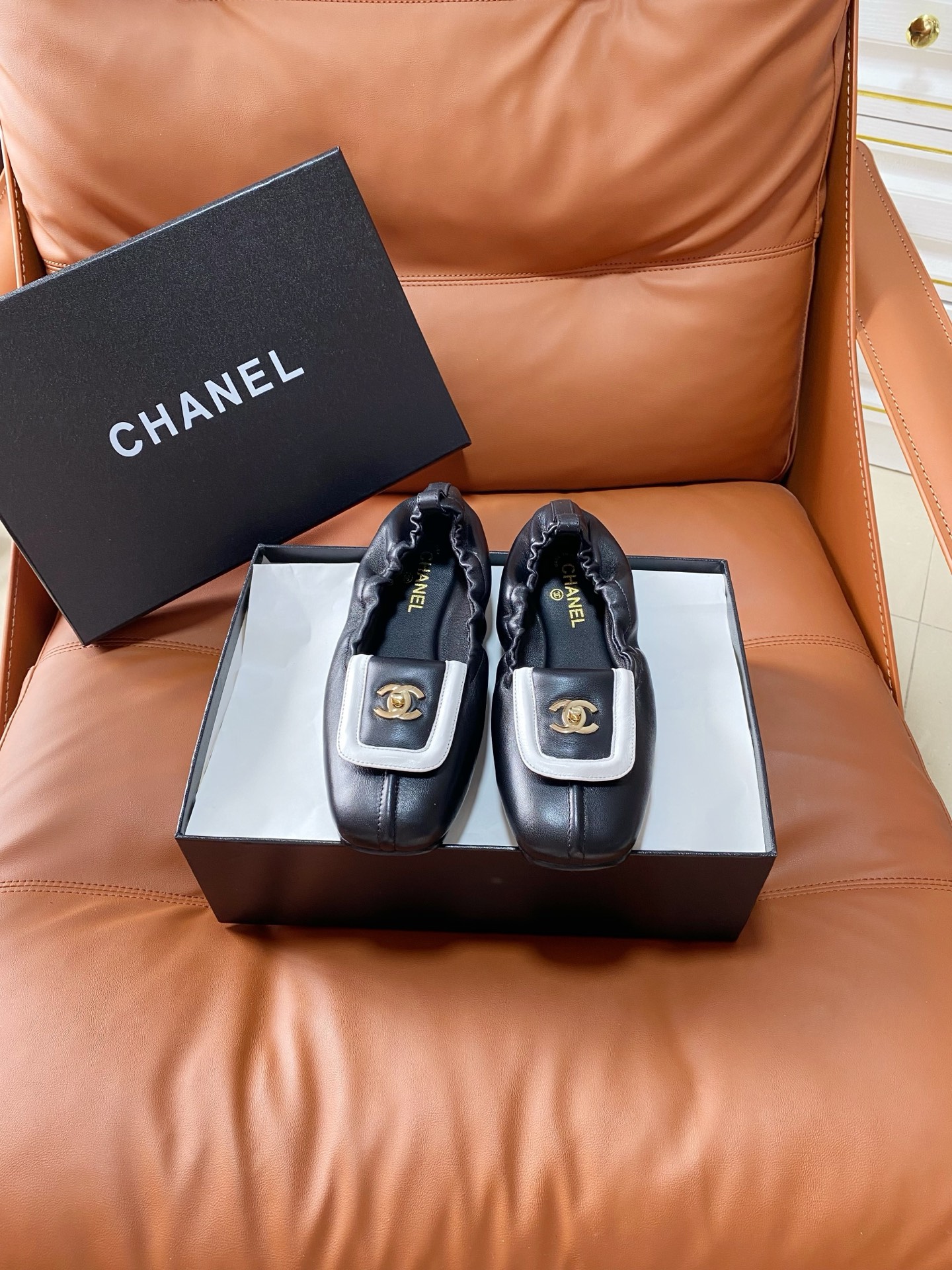 NO:875127,Running model Xiaoxiangjia 2026 chanel spring and summer new ballet casual shoes. Original injection molded one-piece leather outsole, imported lambskin upper. Genuine leather midsole. Compared with the market version, real materials. Comfortable and versatile, another classic work 35-40 (40 customized), single shoes, chanel, chanel, sheepskin, Leather soles19860909跑量款 小香家2026chanel春夏季新款芭蕾休闲鞋 原版注塑一体真皮大底,进口小羊皮鞋面.真皮包中底.对比市面版本,真材实料. 上脚舒适百搭,又一经典作品 35-40（40订做）,单鞋,chanel,chanel,sheepskin,Leather soles,Women's Shoes