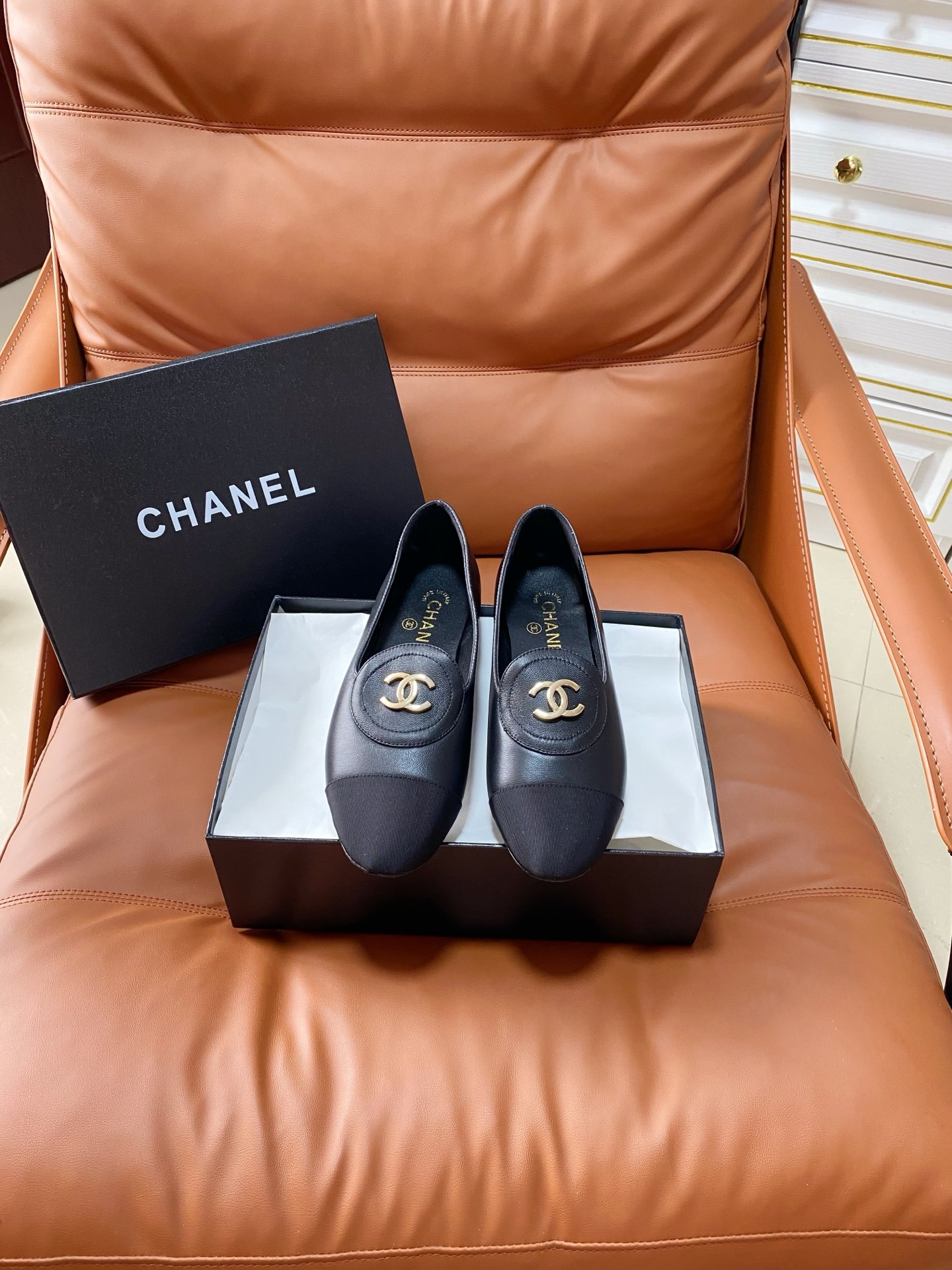 NO:875111,Running model Xiaoxiangjia 2026 chanel spring and summer new dance shoes. Original injection-molded one-piece genuine leather outsole, imported lambskin upper. Iconic hardware double C. Genuine leather midsole. Compared with the market version, real materials. Comfortable and versatile, another classic work 35-40 (40 custom-made), loafers, chanel, chanel, loafers, sheepskin, Leather soles19860909跑量款 小香家2026chanel春夏季新款跳舞鞋 原版注塑一体真皮大底,进口小羊皮鞋面.标志性五金双C.真皮包中底.对比市面版本,真材实料. 上脚舒适百搭,又一经典作品 35-40（40订做）,乐福鞋,chanel,chanel,loafers,sheepskin,Leather soles,Women's Shoes