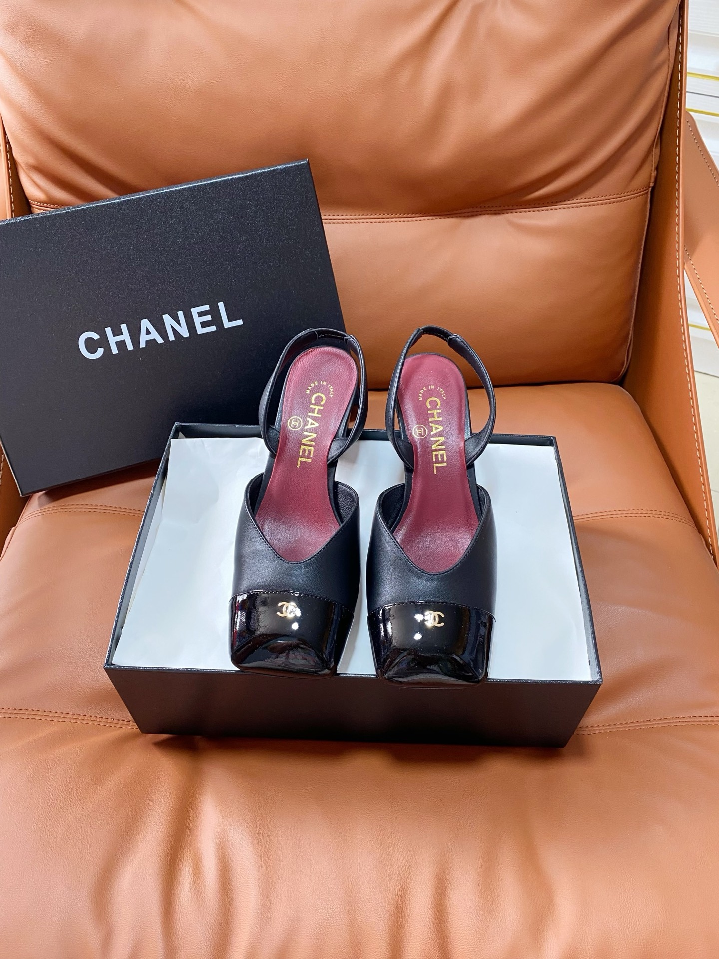 NO:875119,Ranging price Chanel ss26 new arrival~ Xiaoxiang 26 spring and summer square toe flat bottom Mary Jane new style This series is really out of the circle. The bold square toe design seems to have injected new inspiration into the design of the shoe shape. It is novel and fashionable. The splicing of lambskin material and cowhide, the splicing of different materials and colors, is very eye-catching!  The soles are cowhide soles imported from Italy!  size 35-40 (40 customized, sandals, chanel, sandals, mary jane, cowhide, sheepskin19860909跑量价 Chanel ss26 new arrival～ 小香26春夏方头平底玛丽珍新款 这个系列真的很出圈,大胆的方头设计似乎给鞋子造型的设计注入了新的灵感,新颖时髦 小羊皮材质拼接牛皮,不同材质和色彩的拼接,非常吸睛！ 鞋底为意大利进口牛皮底！ size 35-40（40订做,凉鞋,chanel,sandals,mary jane,cowhide,sheepskin,Women's Shoes