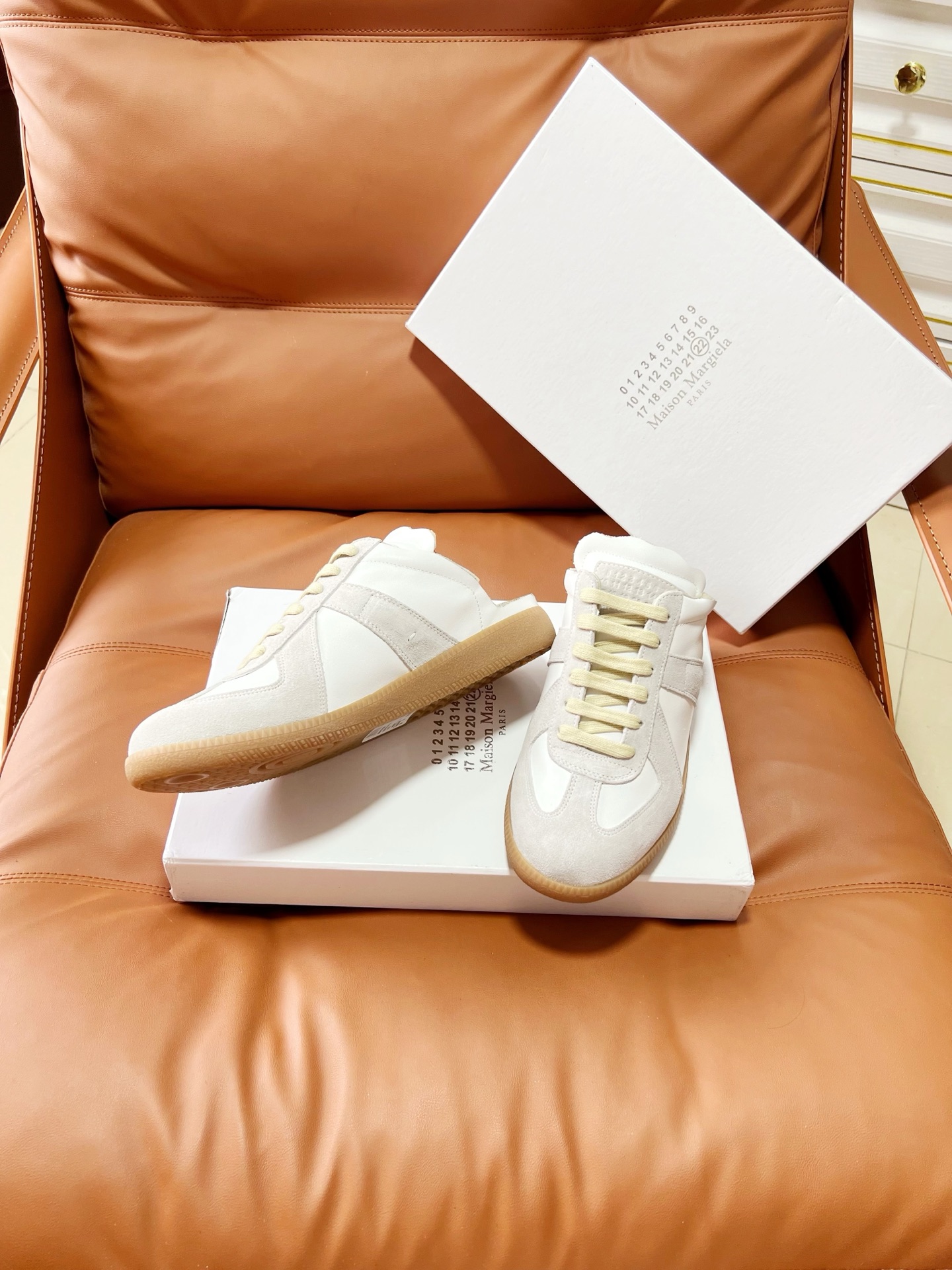 NO:875313,Men's and women's models, retro and distressed, Xintexun MM6 Maison Margiela semi-trailer, high mercerized cow suede original fabric, water-dyed cowhide, Mm6 Maison Margiela's experimental nature starts from the deconstructed aesthetics of functionalism, unexpected playfulness and avant-garde interpretation, and changeable simple style tailoring, presenting an extremely creative fashion experimental style. The rebellious and low-key Mm6 Maison  Marqiela launches another new style, fashionable shoes with pragmatism as the core of the design. The avant-garde design is similar to the main line Tabi split-toe design, with a first-layer cowhide upper and a water-dyed cowhide lining. The neat upper design is modern and fashionable and can also become one of the very practical items in the daily wardrobe! The outsole is the same as the original one, with a number heel. Women 35-39 (40 customized) Men  39-44 (45 customized), casual shoes/sports shoes, masion margiela, sneakers, cowhide19860909男女款 复古做旧 新德讯 MM6 Maison Margiela 后空半拖 高丝光牛反绒皮原版布料水染牛皮 Mm6 Maison Margiela的实验性从功能主义的解构美学出发,意想不到的玩味和前卫演绎,多变的简约风格剪裁,呈现创意无比的时装实验造型.反叛又低调的Mm6 Maison Marqiela再出新款,以实用主义为设计核心的时髦鞋履.前卫的设计与主线的Tabi分趾造型设计有着异曲同工,搭配头层牛皮鞋面,水染牛皮内里 利落的鞋面设计,摩登时髦的同时也可以成为日常衣橱非常实穿的单品之一! 大底选用原版一致大底 搭配数字跟 女 35-39 (40 定制) 男 39-44（45定制）,休闲鞋/运动鞋,masion margiela,sneakers,cowhide,Women's Shoes