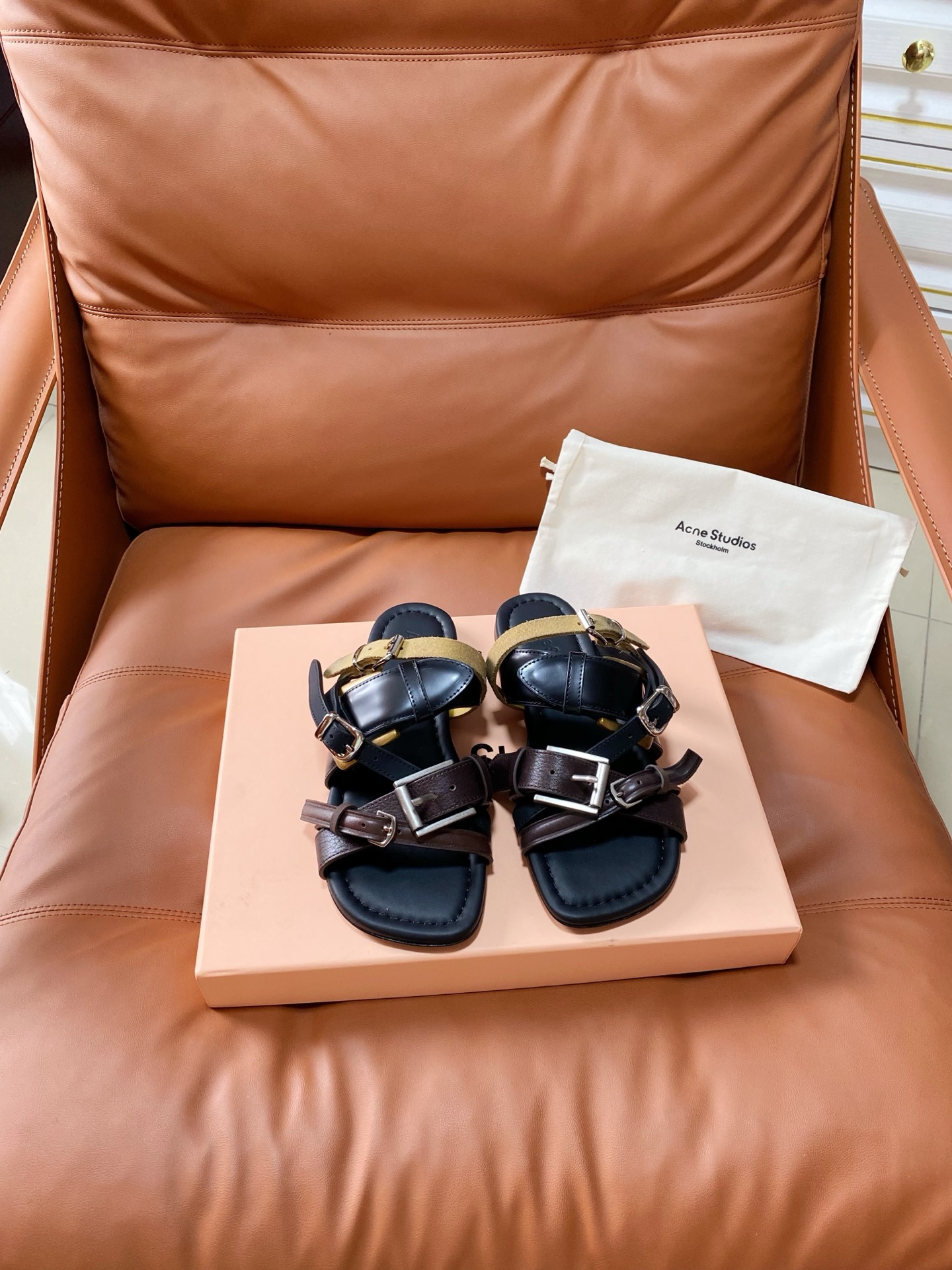 NO:875286,Acne Heavy Industry Belt Buckle Combination Slippers Reshape the classic flat slippers, perfectly blending retro and craftsmanship, making them fashionable and easy to match. Original molded belt buckle, original multi-color color splicing, Italian genuine leather outsole, genuine leather midsole stitching 35-40 (customized for 40), sandals, Acne studios, sandals, slippers, Leather soles19860909acne重工皮带扣组合拖鞋 重塑经典平底拖鞋,将复古和工艺完美融合,出街潮尚出境,搭配简单. 原版开模皮带扣,原版多色颜色拼接 意大利真皮大底,真皮中底车线 35-40（40订做）,凉鞋,acne studios,sandals,slippers,Leather soles,Women's Shoes