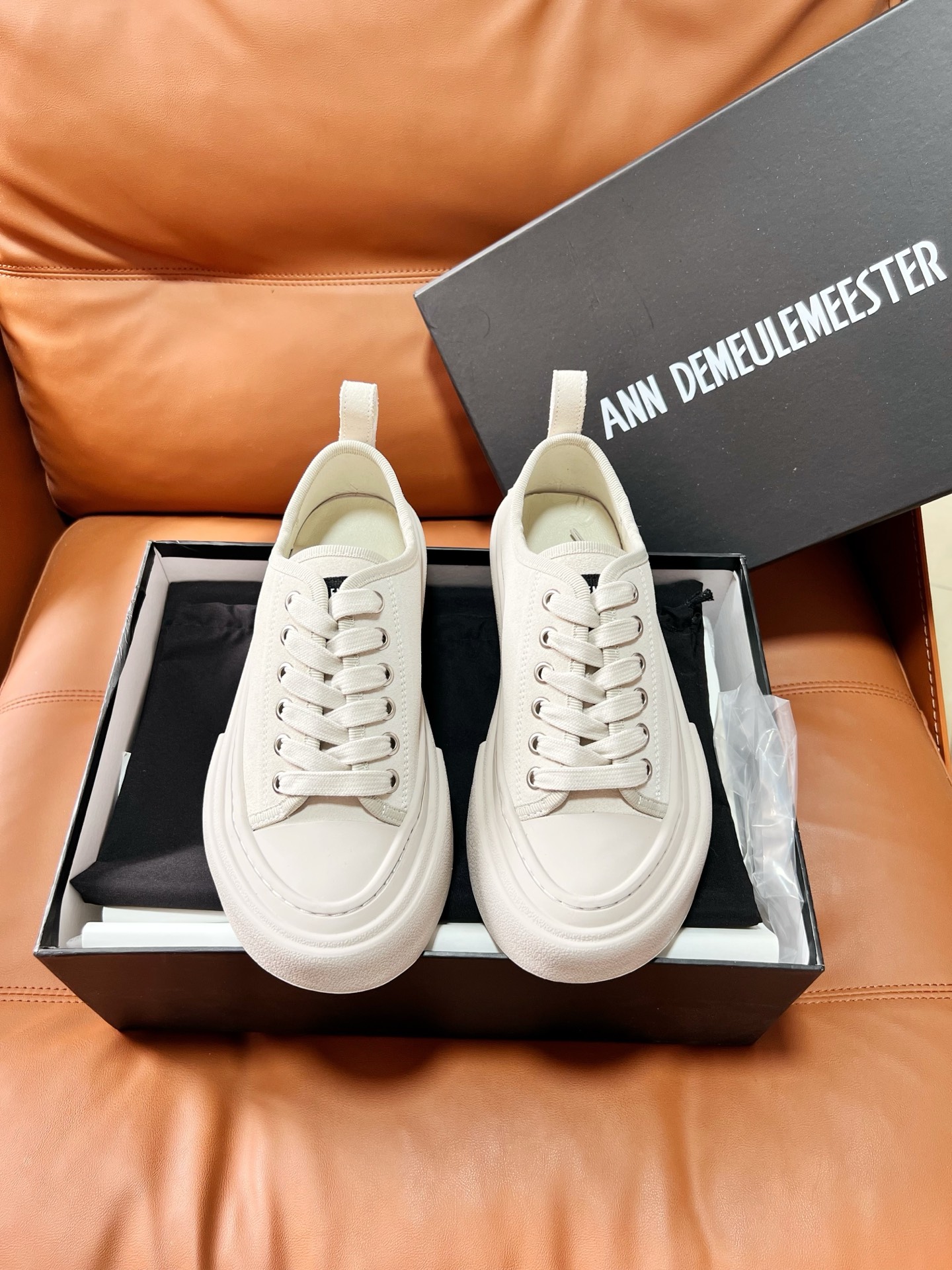 NO:875294,ANNDEMEULEMEESTE* New shell-toe canvas shoes for early spring. This pair of thick-soled shell-toe canvas shoes is the daily darling of countless celebrities and bloggers. It is truly a timeless style, so you don’t have to worry about going out of style. Whether it is daily commuting, going out on a date, or traveling to take photos, it can hold up perfectly. It feels relaxed when walking on the feet, and it will look like a blockbuster in any photo. If you like it, buy it early and have it on your feet. Whoever wears it will look better.  Upper cow suede, lining sheepskin, rubber outsole size 35-40 (customized size 40 is non-refundable), heel height 2cm, casual shoes/sports shoes, sneakers, sheepskin19860909ANNDEMEULEMEESTE* 早春新款贝壳头帆布鞋 这双厚底贝壳头帆布鞋,是无数明星、博主的日常穿搭宠儿,真正的永不过时款,完全不用担心过时.不管是日常通勤、约会出街,还是旅行拍照,都能完美hold住,上脚就是行走的松弛感,随便拍都是大片既视感. 喜欢的姐妹直接冲,早买早美,把显高显瘦焊在脚上,谁穿谁好看. 鞋面牛反绒 内里羊皮 大底橡胶大底 size35-40码（40码定制不退换） 跟高2cm,休闲鞋/运动鞋,sneakers,sheepskin,Women's Shoes