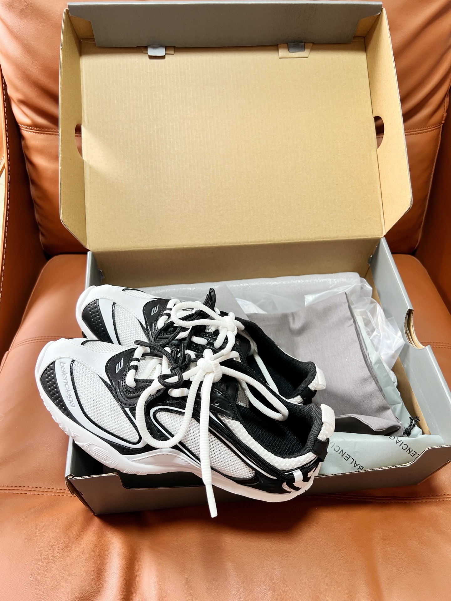 NO:875287,balenciaga Balenciaga radar round-toe lace-up distressed rest shoes, men's and women's models. This Balenciaga Radar series of sports shoes is the first shoe style launched by the brand's creative director Pierpaolo Piccioli after he took office, and it is also a blockbuster new product in 2026. 35-44, casual shoes/sports shoes, balenciaga, balenciaga, sneakers19860909balenciaga巴黎世家radar圆头系带做旧休息鞋,男女款 这款Balenciaga（巴黎世家）Radar 系列运动鞋,是品牌创意总监 Pierpaolo Piccioli 上任后推出的首款鞋型,也是2026年的重磅新品. 35-44,休闲鞋/运动鞋,balenciaga,balenciaga,sneakers,Women's Shoes