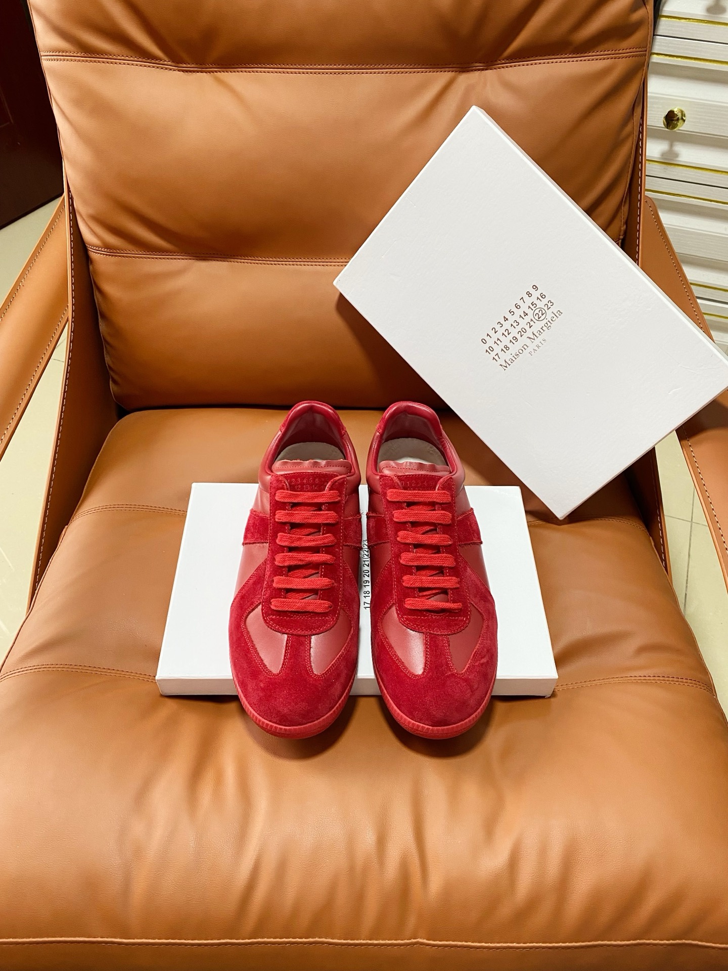 NO:875240,, men's size 10 upgraded version of MaisonMargiela MM6 moral training casual shoes, a genius designer brand, a light luxury brand that is versatile and comfortable. This German training shoe continues the classic T-shaped leather splicing design. It has been carefully improved by the design team many times, just to let you experience the most original military taste.  The combination of the soft and delicate characteristics of the first layer of cowhide and the texture of suede cowhide makes it extremely soft and comfortable, while maintaining good breathability, comfort and texture, making it easy to wear any combination in all seasons. Sizes: Women's size 35-39 (40 is custom-made and non-returnable) Men's size 40-44 (45 is custom-made and non-returnable) (46, 47, 48, 49, 50 yards/pair), casual shoes/sports shoes, masion  margiela,sneakers,cowhide19860909,男码10 升级版代购级版本MaisonMargiela MM6德训休闲鞋 鬼才设计师品牌,一个轻奢品牌上脚很百搭哦,也很随脚舒适,这一款德国训练鞋延续了经典的T形真皮拼接设计,经过设计团队多次的精心改良,只为让您体验最原始的军旅味道. 头层牛皮柔软细腻的特点与牛反绒牛皮的质感相结合使其既有超高的柔软舒适度,又同时保持不错的透气性能舒适与质感并行,轻松驾驭四季穿着任何搭配. 码数:女码35-39（40订做不退换） 男码40-44（45订做不退换）（46,47,48 ,49,50码/对）,休闲鞋/运动鞋,masion margiela,sneakers,cowhide,Women's Shoes