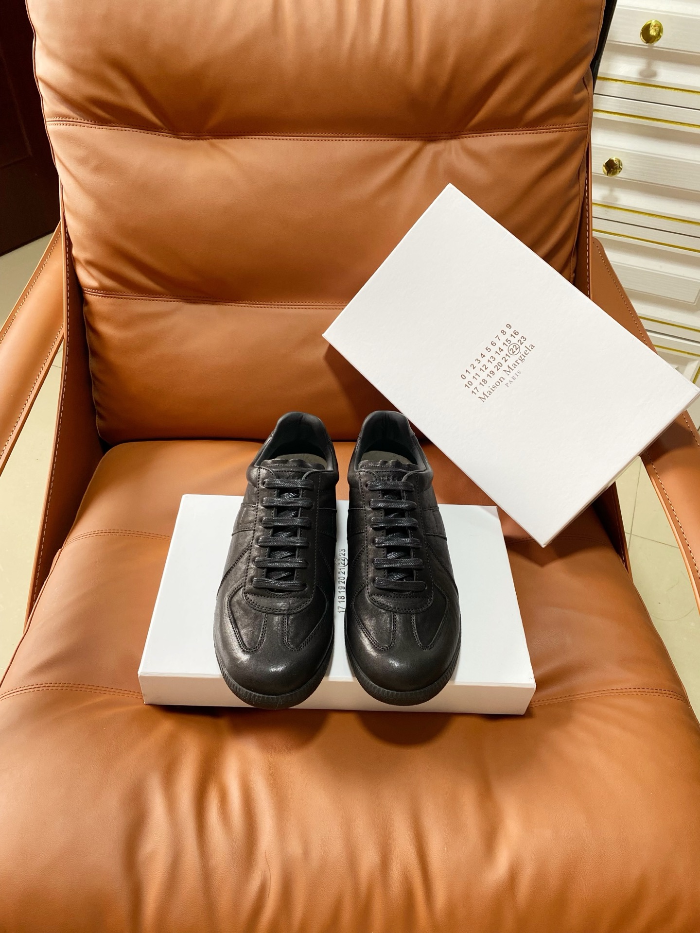 NO:875246,Washable men's size 10, upgraded version of MaisonMargiela MM6 moral training casual shoes, a genius designer brand, a light luxury brand that is versatile and comfortable. This German training shoe continues the classic T-shaped leather splicing design. It has been carefully improved by the design team many times, just to let you experience the most original military taste.  The combination of the soft and delicate characteristics of the first layer of cowhide and the texture of suede cowhide makes it extremely soft and comfortable, while maintaining good breathability, comfort and texture, making it easy to wear any combination in all seasons. Sizes: Women's size 35-39 (40 is custom-made and non-returnable) Men's size 40-44 (45 is custom-made and non-returnable) (46, 47, 48, 49, 50 yards/pair), casual shoes/sports shoes, masion  margiela,sneakers,cowhide19860909水洗款男码10 升级版代购级版本MaisonMargiela MM6德训休闲鞋 鬼才设计师品牌,一个轻奢品牌上脚很百搭哦,也很随脚舒适,这一款德国训练鞋延续了经典的T形真皮拼接设计,经过设计团队多次的精心改良,只为让您体验最原始的军旅味道. 头层牛皮柔软细腻的特点与牛反绒牛皮的质感相结合使其既有超高的柔软舒适度,又同时保持不错的透气性能舒适与质感并行,轻松驾驭四季穿着任何搭配. 码数:女码35-39（40订做不退换） 男码40-44（45订做不退换）（46,47,48 ,49,50码/对）,休闲鞋/运动鞋,masion margiela,sneakers,cowhide,Women's Shoes