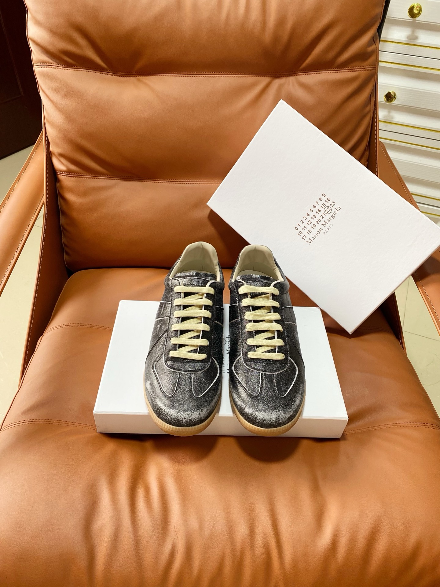 NO:875253,Explosive men's size 10 upgraded version MaisonMargiela MM6 moral training casual shoes. A genius designer brand, a light luxury brand that is versatile and comfortable. This German training shoe continues the classic T-shaped leather splicing design. It has been carefully improved by the design team many times, just to let you experience the most original military taste.  The combination of the soft and delicate characteristics of the first layer of cowhide and the texture of suede cowhide makes it extremely soft and comfortable, while maintaining good breathability, comfort and texture, making it easy to wear any combination in all seasons. Sizes: Women's size 35-39 (40 is custom-made and non-returnable) Men's size 40-44 (45 is custom-made and non-returnable) (46, 47, 48, 49, 50 yards/pair), casual shoes/sports shoes, masion  margiela,sneakers,cowhide19860909爆裂款男码10 升级版代购级版本MaisonMargiela MM6德训休闲鞋 鬼才设计师品牌,一个轻奢品牌上脚很百搭哦,也很随脚舒适,这一款德国训练鞋延续了经典的T形真皮拼接设计,经过设计团队多次的精心改良,只为让您体验最原始的军旅味道. 头层牛皮柔软细腻的特点与牛反绒牛皮的质感相结合使其既有超高的柔软舒适度,又同时保持不错的透气性能舒适与质感并行,轻松驾驭四季穿着任何搭配. 码数:女码35-39（40订做不退换） 男码40-44（45订做不退换）（46,47,48 ,49,50码/对）,休闲鞋/运动鞋,masion margiela,sneakers,cowhide,Women's Shoes