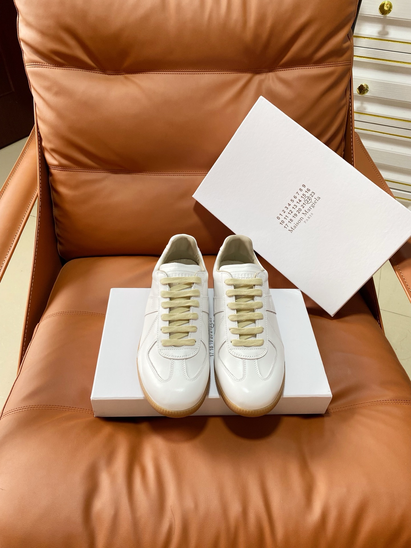 NO:875261,, men's size 10 upgraded version of MaisonMargiela MM6 moral training casual shoes, a genius designer brand, a light luxury brand that is versatile and comfortable. This German training shoe continues the classic T-shaped leather splicing design. It has been carefully improved by the design team many times, just to let you experience the most original military taste.  The combination of the soft and delicate characteristics of the first layer of cowhide and the texture of suede cowhide makes it extremely soft and comfortable, while maintaining good breathability, comfort and texture, making it easy to wear any combination in all seasons. Sizes: Women's size 35-39 (40 is custom-made and non-returnable) Men's size 40-44 (45 is custom-made and non-returnable) (46, 47, 48, 49, 50 yards/pair), casual shoes/sports shoes, masion  margiela,sneakers,cowhide19860909,男码10 升级版代购级版本MaisonMargiela MM6德训休闲鞋 鬼才设计师品牌,一个轻奢品牌上脚很百搭哦,也很随脚舒适,这一款德国训练鞋延续了经典的T形真皮拼接设计,经过设计团队多次的精心改良,只为让您体验最原始的军旅味道. 头层牛皮柔软细腻的特点与牛反绒牛皮的质感相结合使其既有超高的柔软舒适度,又同时保持不错的透气性能舒适与质感并行,轻松驾驭四季穿着任何搭配. 码数:女码35-39（40订做不退换） 男码40-44（45订做不退换）（46,47,48 ,49,50码/对）,休闲鞋/运动鞋,masion margiela,sneakers,cowhide,Women's Shoes