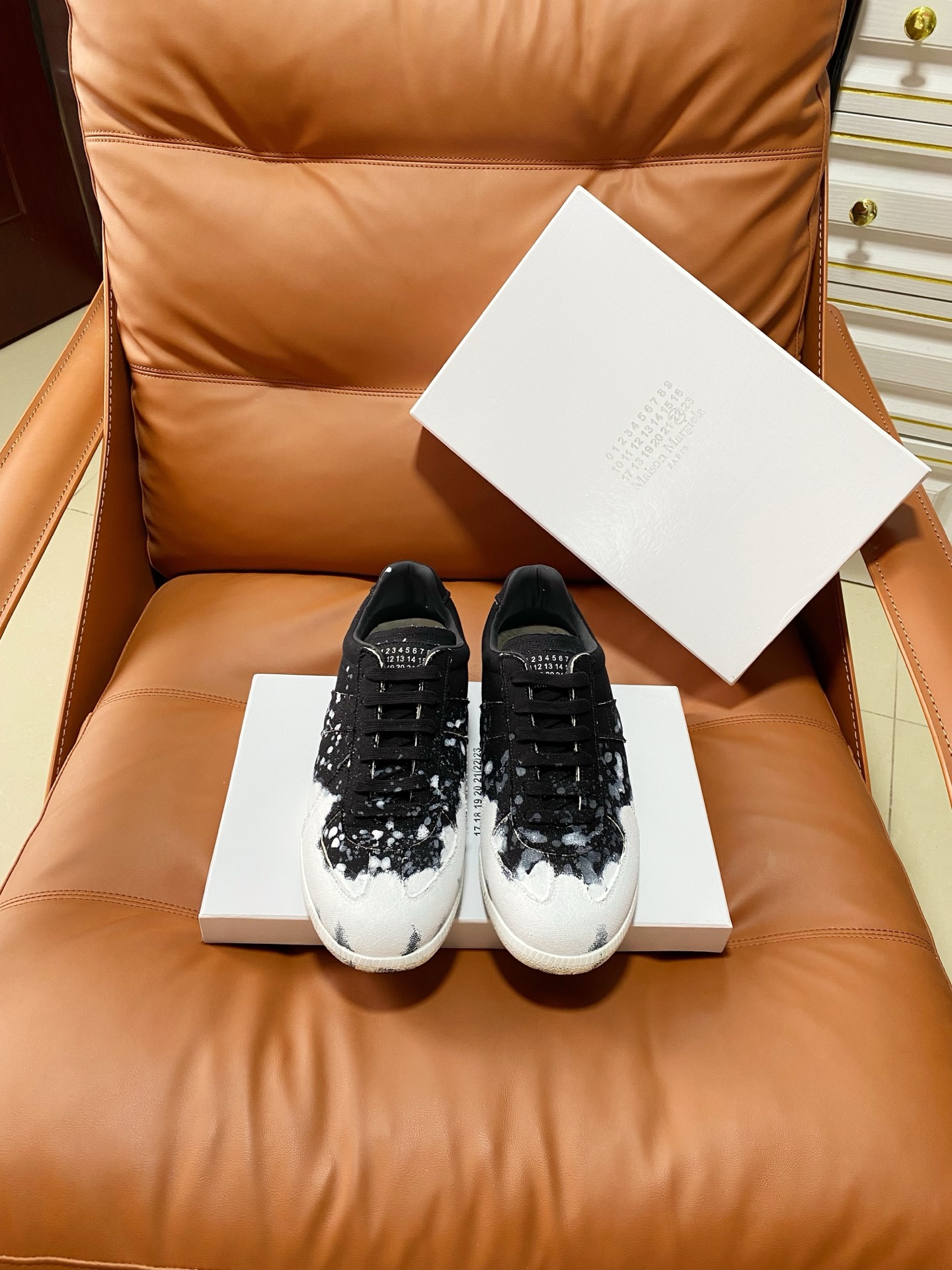 NO:875268,Graffiti men's size 10, upgraded version of MaisonMargiela MM6 moral training casual shoes, a genius designer brand, a light luxury brand that is very versatile and comfortable. This German training shoe continues the classic T-shaped leather splicing design. It has been carefully improved by the design team many times, just to let you experience the most original military taste.  The combination of the soft and delicate characteristics of the first layer of cowhide and the texture of suede cowhide makes it extremely soft and comfortable, while maintaining good breathability, comfort and texture, making it easy to wear any combination in all seasons. Sizes: Women's size 35-39 (40 is custom-made and non-returnable) Men's size 40-44 (45 is custom-made and non-returnable) (46, 47, 48, 49, 50 yards/pair), casual shoes/sports shoes, masion  margiela,sneakers,cowhide19860909涂鸦款男码10 升级版代购级版本MaisonMargiela MM6德训休闲鞋 鬼才设计师品牌,一个轻奢品牌上脚很百搭哦,也很随脚舒适,这一款德国训练鞋延续了经典的T形真皮拼接设计,经过设计团队多次的精心改良,只为让您体验最原始的军旅味道. 头层牛皮柔软细腻的特点与牛反绒牛皮的质感相结合使其既有超高的柔软舒适度,又同时保持不错的透气性能舒适与质感并行,轻松驾驭四季穿着任何搭配. 码数:女码35-39（40订做不退换） 男码40-44（45订做不退换）（46,47,48 ,49,50码/对）,休闲鞋/运动鞋,masion margiela,sneakers,cowhide,Women's Shoes