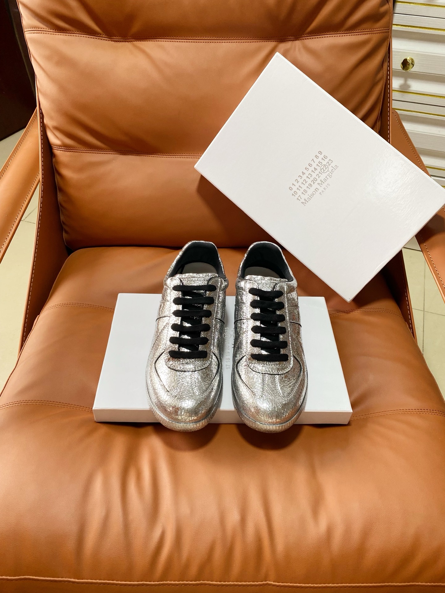 NO:875274,Exploded Leather Men's Size 10 Upgraded Purchasing Grade Version MaisonMargiela MM6 German Training Casual Shoes A genius designer brand, a light luxury brand that is very versatile and comfortable. This German training shoe continues the classic T-shaped leather splicing design. It has been carefully improved by the design team many times, just to let you experience the most original military taste.  The combination of the soft and delicate characteristics of the first layer of cowhide and the texture of suede cowhide makes it extremely soft and comfortable, while maintaining good breathability, comfort and texture, making it easy to wear any combination in all seasons. Sizes: Women's size 35-39 (40 is custom-made and non-returnable) Men's size 40-44 (45 is custom-made and non-returnable) (46, 47, 48, 49, 50 yards/pair), casual shoes/sports shoes, masion  margiela,sneakers,cowhide19860909爆裂皮男码10 升级版代购级版本MaisonMargiela MM6德训休闲鞋 鬼才设计师品牌,一个轻奢品牌上脚很百搭哦,也很随脚舒适,这一款德国训练鞋延续了经典的T形真皮拼接设计,经过设计团队多次的精心改良,只为让您体验最原始的军旅味道. 头层牛皮柔软细腻的特点与牛反绒牛皮的质感相结合使其既有超高的柔软舒适度,又同时保持不错的透气性能舒适与质感并行,轻松驾驭四季穿着任何搭配. 码数:女码35-39（40订做不退换） 男码40-44（45订做不退换）（46,47,48 ,49,50码/对）,休闲鞋/运动鞋,masion margiela,sneakers,cowhide,Women's Shoes