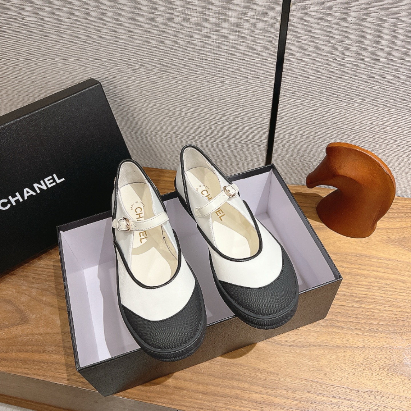 NO:875103,CHANEL26M must-have little red shoes for lazy people. This year Jiu Zi Lihuo said that she wanted to wear some red shoes. She has always wanted to buy red shoes that are easy to wear. After buying a pair of black shoes last month, I found that these river shoes are incomparably easy to wear!  To be honest, as a loyal fan of Grandma Xiang, I have worn so many shoes, and the feel of this pair is the most satisfactory to me. There are really many changes in Xiangxiang's shoes this year, and the foot feel is completely different from before. The red color of this pair of red shoes is true red, and the red is very colorful. It feels like you can instantly become a y2k fashionista when paired with some Japanese vintage clothes. Hahaha~ And this pair of red shoes is very attractive. When I went to buy it, I wore it with a pair of red and brown jeans.  Sheepskin lining, matching sole, size 35-39 (40.41 customized, non-returnable, non-exchangeable), Mary Jane, chanel, mary jane, jeans, sheepskin19860909CHANEL26M懒人必备小红鞋今年九紫离火说是要穿点红色,一直想入好穿的红鞋,上个月买了一双黑色之后发现这双溯溪鞋无敌好穿！讲真的作为香奶奶忠实的粉丝,穿过那么多鞋,这一双脚感最让我满意,今年香香的鞋真的有好多变化脚感和之前完全不是一个level,这双红鞋的红是正红,红的很出彩感觉搭配一些日系古着可以秒变y2k时尚达人哈哈哈哈～而且这一双红鞋很耐看,我去买的时候随便穿了一件红棕色牛仔裤也是完全适配,一点都不突兀. 面料对版材质 内里羊皮 鞋底对版鞋底 尺码35-39(40.41定制不退不换),玛丽珍,chanel,mary jane,jeans,sheepskin,Women's Shoes