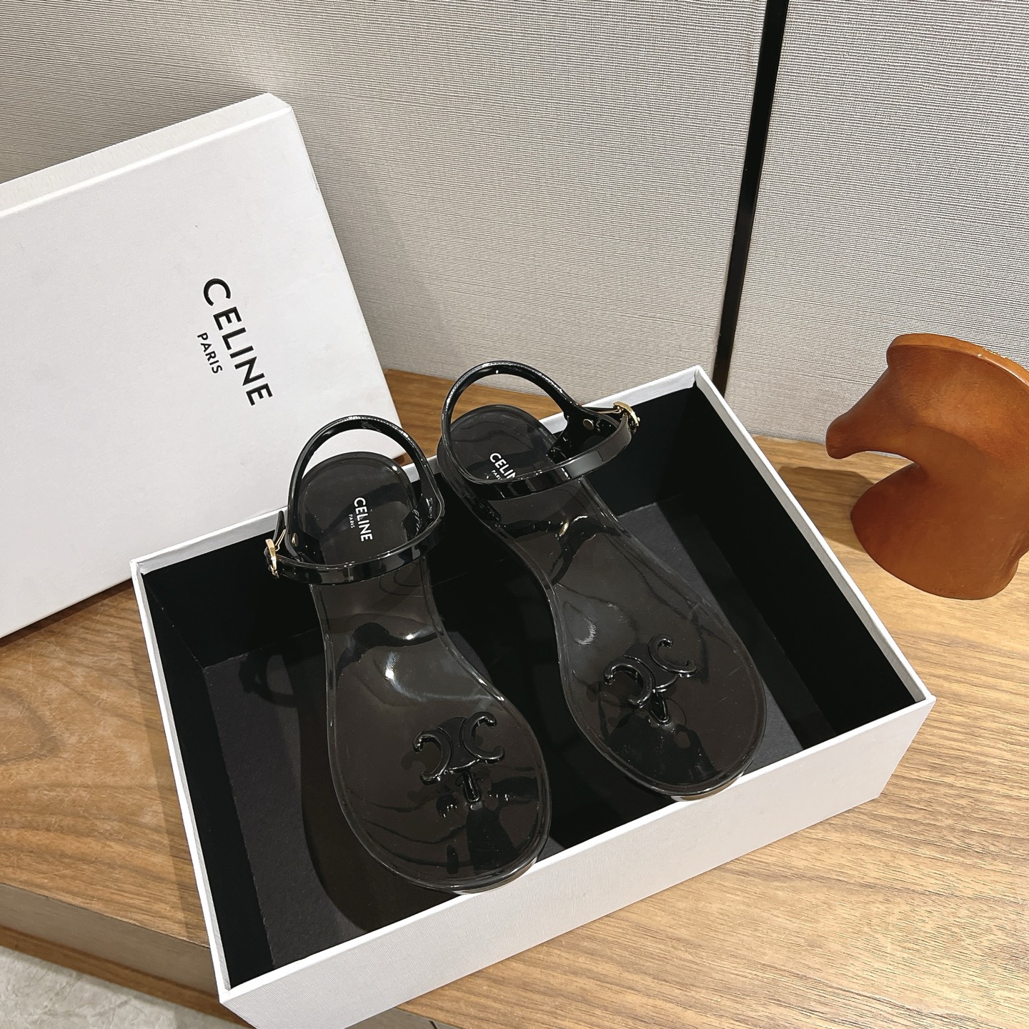 NO:875280,Celine/Celine 26WF new Arc de Triomphe jelly flip-flop sandals perfectly combine French relaxation with retro classics and become an indispensable fashion item in summer. Flexible PVC jelly material, soft and elastic, waterproof and easy to care for, taking into account both appearance and practicality. The iconic Arc de Triomphe ornaments embellish the flip-flops, low-key luxury and full brand recognition. The simple flip-flop + rear strap design is neat and elegant, fits the foot shape, and is comfortable to walk without burden.  . Versatile and easy to match, easy to use in various scenes such as vacation, daily life or street. Step into French elegance. size35-39 (customized in 40), split-toe shoes, celine, celine, sandals19860909Celine/赛琳26WF新品凯旋门果冻 夹脚凉鞋 将法式松弛感与复古经典完美融合 成为夏日不可或缺的时尚单品. 柔韧PVC果冻材质 软弹贴脚 防水易打理 兼顾颜值与实穿性. 标志性凯旋门饰件点缀夹脚处 低调奢华 品牌辨识度拉满 . 简约夹脚+后绊带设计 利落大方 贴合脚型 行走舒适无负担 . 百搭易配 轻松驾驭度假 日常或街头等多种场景 一步踏入法式优雅. size35-39（40定制）,分趾鞋,celine,celine,sandals,Women's Shoes