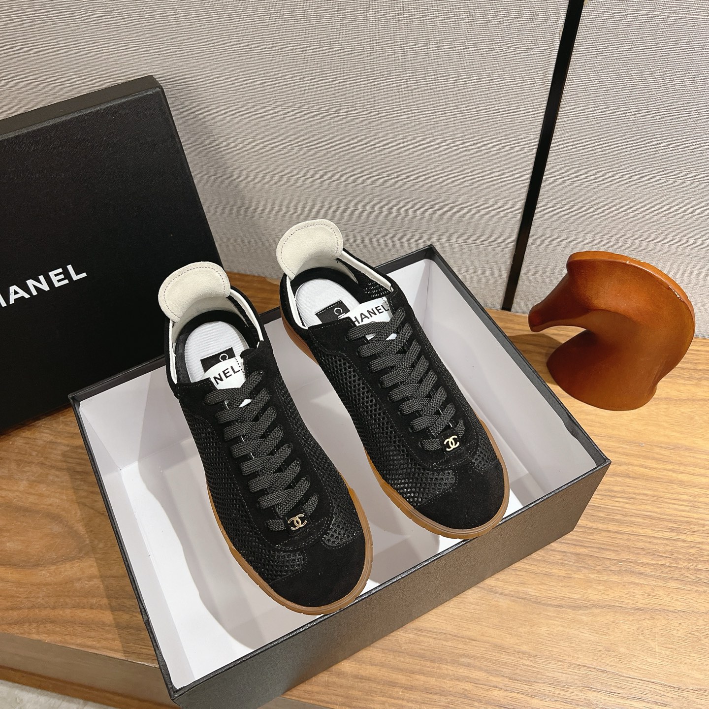 NO:875097,Chanel 2026 Mesh Forrest Gump Shoes The delicate mesh, the small color contrast at the tail, and the retro texture of the raw rubber sole, every detail says 'I understand summer, and I understand you.' After all, it is really hard not to be tempted by white shoes that can take into account both appearance and breathability. I was just passing by the counter to take a look, but I was attracted by this pair of pink mesh. Surface: imported frosted cowhide, lining: sheepskin, size: 35-41 (40)  41 customized), casual shoes/sports shoes, chanel, sneakers, cowhide, sheepskin19860909Chanel 2026网纱阿甘鞋网纱的细腻、鞋尾的小撞色、生胶底的复古质感, 每一处细节都在说“我懂夏天,也懂你.” 毕竟,能兼顾颜值和透气的小白鞋,真的很难不心动.本来只是路过专柜随便看看,结果被这双粉网纱拿捏了. 面:进口磨砂牛皮 内里:羊皮 码数:35-41码（40 41定做）,休闲鞋/运动鞋,chanel,sneakers,cowhide,sheepskin,Women's Shoes