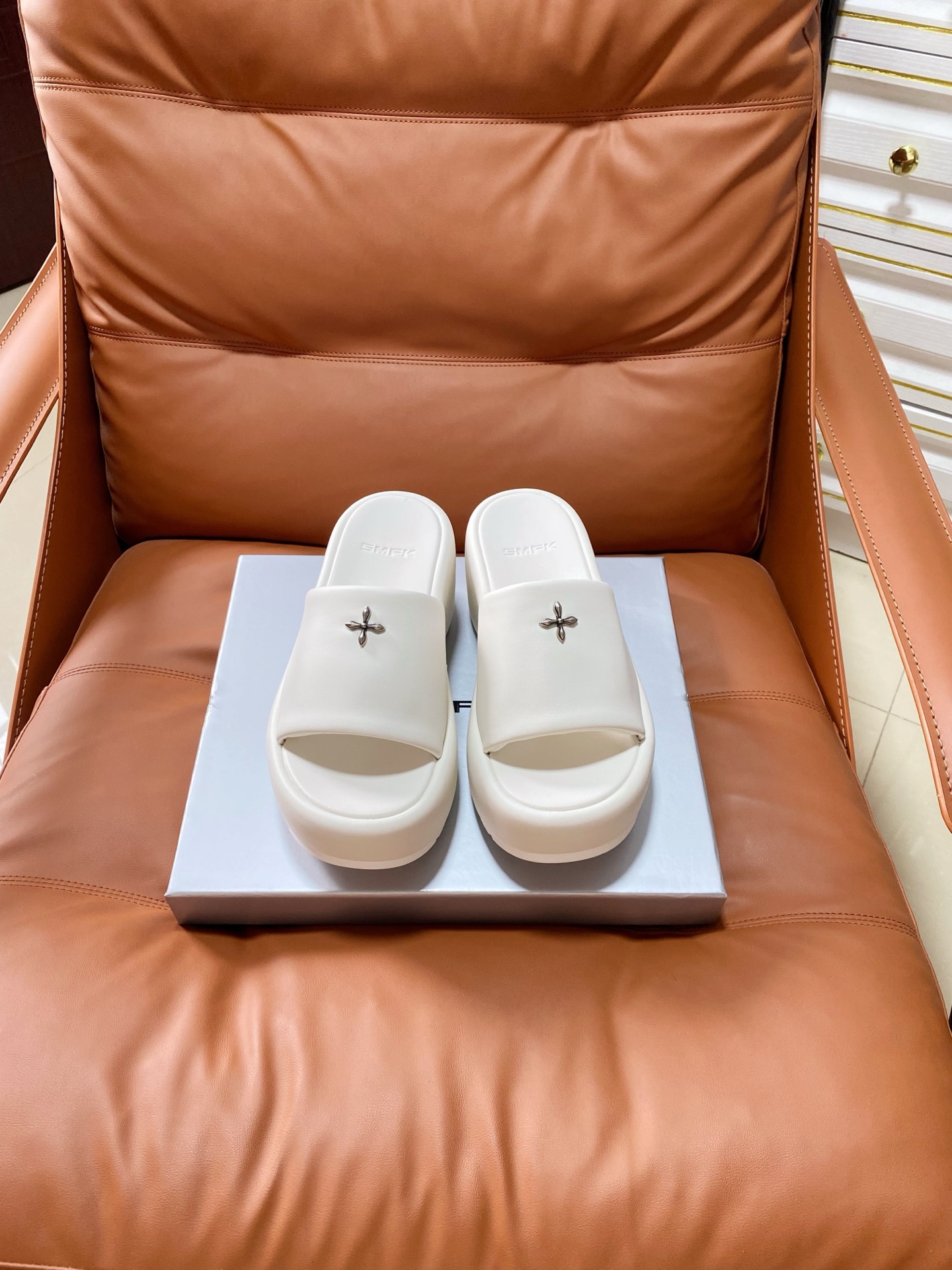 NO:875252,sfmk thick-soled bread slippers, original leather covered water table, a good news style for girls, your feet will become sky-high in seconds. Simple and elegant, versatile and fashionable!  35-40 (40 customized), slippers, slippers19860909sfmk厚底面包拖鞋 原版皮料包水台,女孩子的福音款式,上脚秒变恨天高.简单大气,百搭时尚！ 35-40（40订做）,拖鞋,slippers,Women's Shoes