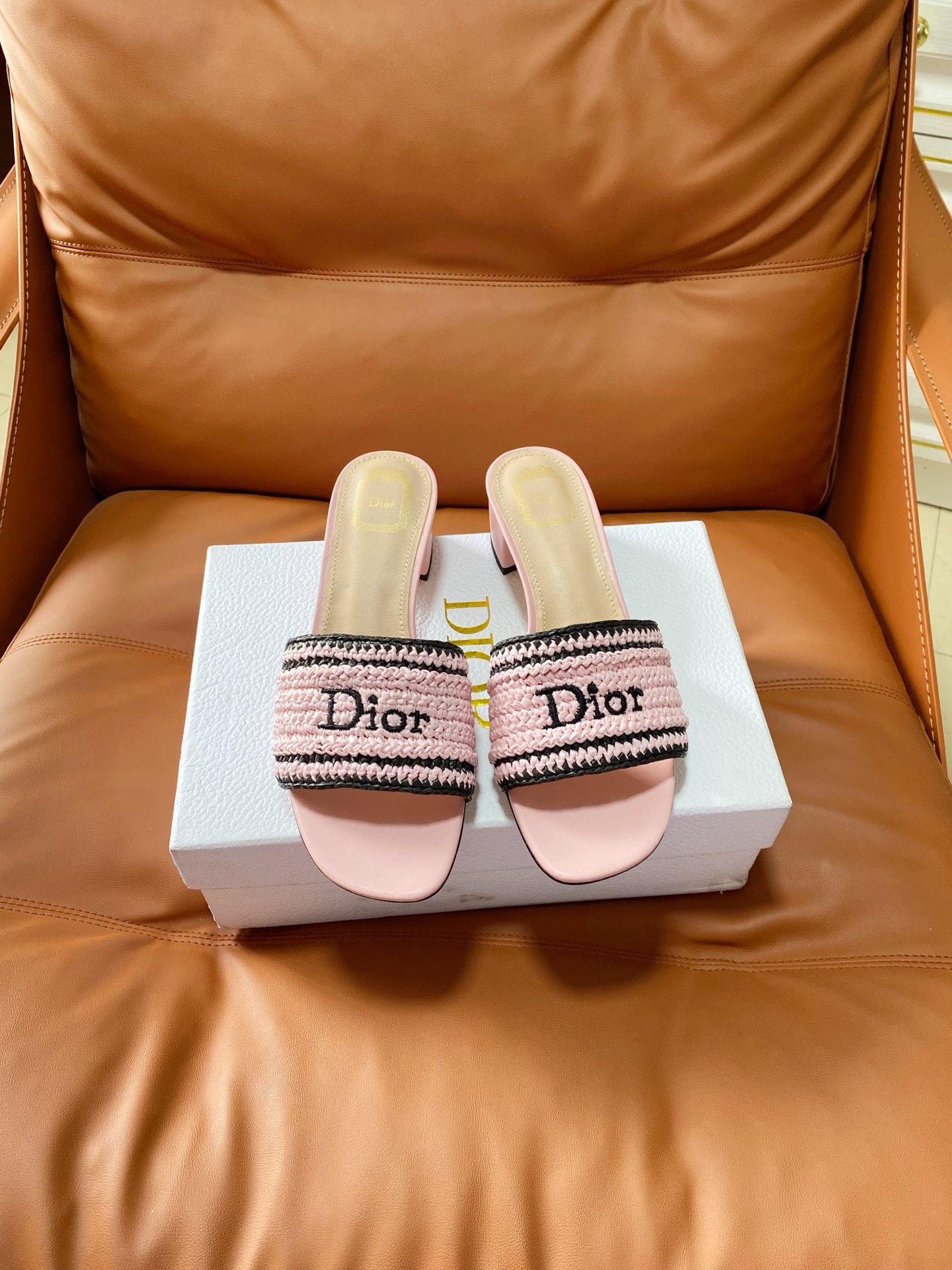 NO:875185,Dior | Dior's new early spring catwalk style CD embroidered logo vacation style flat bottom, thick heel slippers!  Hard goods are on a new level!  Full of high-end feel!  A popular model among bloggers at home and abroad, it is retro, fashionable and looks great on your feet!  The official website's main recommendation★ Original custom-made pure cotton thread three-dimensional electric embroidery on the upper. Imported water-dyed sheepskin lining on the inside. Original leather outsole imported from Italy. Heel height: flat, 4.5cm. Shoe size: 35-41 (40 and 41 are customized and non-refundable), slippers, dior, dior, slippers, sheepskin, Leather soles.19860909Dior | 迪奥早春新品走秀款CD刺绣logo度假风平底、粗跟拖鞋！ 硬货上新代购级别！高级感十足！国内外博主刷爆的一款,复古又时髦上脚美炸了！官网主推款★ 鞋面原版定做纯棉线立体电绣 内里进口水染羊皮里 意大利进口原色真皮大底 跟高:平底、4.5cm 鞋码:35-41（40 41定做不退换）,拖鞋,dior,dior,slippers,sheepskin,Leather soles,Women's Shoes