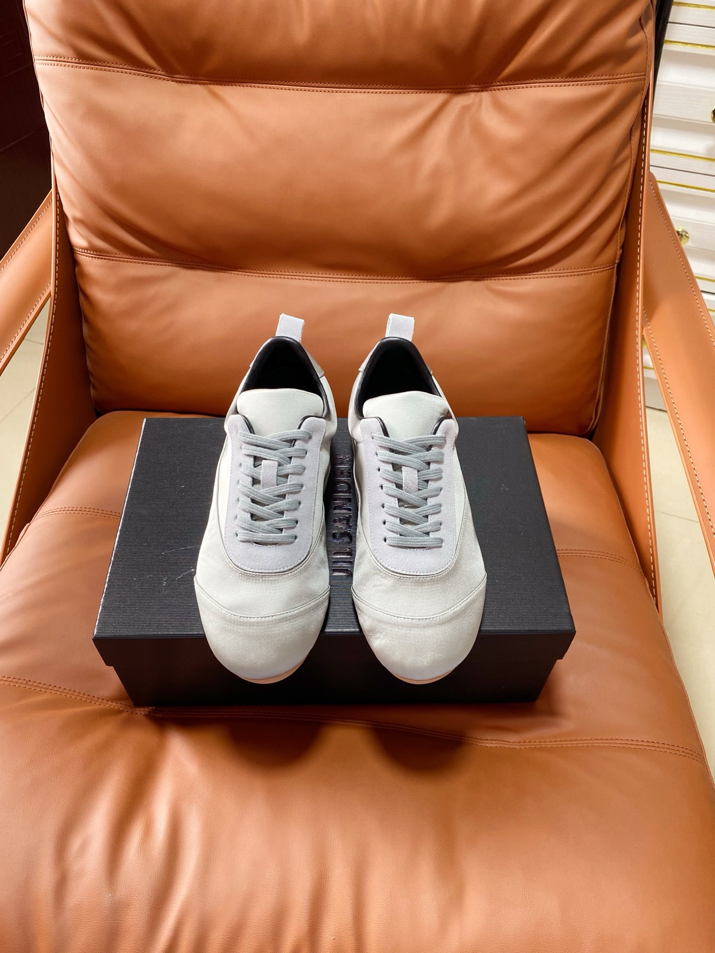 NO:875177,JIL SANDER JIL SANDER's new satin casual shoes are so beautiful that they are stunning on your feet ~ the satin is so shiny that it shines even when you walk in the wind!  The shape is super correct, it makes the feet slimmer and the legs longer. It can be worn with skirts and pants to create a high-end look. The foot feels very comfortable. It is as soft as stepping on clouds ~ you can hold it for daily commuting and appointments. Customized satin on the upper. Customized sheepskin on the lining. Original molded rubber sole. Size 35-40 (customized size 40), casual shoes/sports shoes, jil sander, jil sander, sneakers, skirts, sheepskin, silk fabric19860909JIL SANDER 吉尔桑达新款 绸缎休闲鞋美到犯规,上脚惊艳到～绸缎光泽感绝了,走路带风都在发光！ 版型超正,显脚瘦显腿长,配裙子裤子都能搭出高级感,脚感也很舒服,软乎乎的像踩云朵～日常通勤约会都能hold住 鞋面定制缎面 内里定制羊皮  原版模具橡胶底 35-40码（40码定制）,休闲鞋/运动鞋,jil sander,jil sander,sneakers,skirts,sheepskin,silk fabric,Women's Shoes
