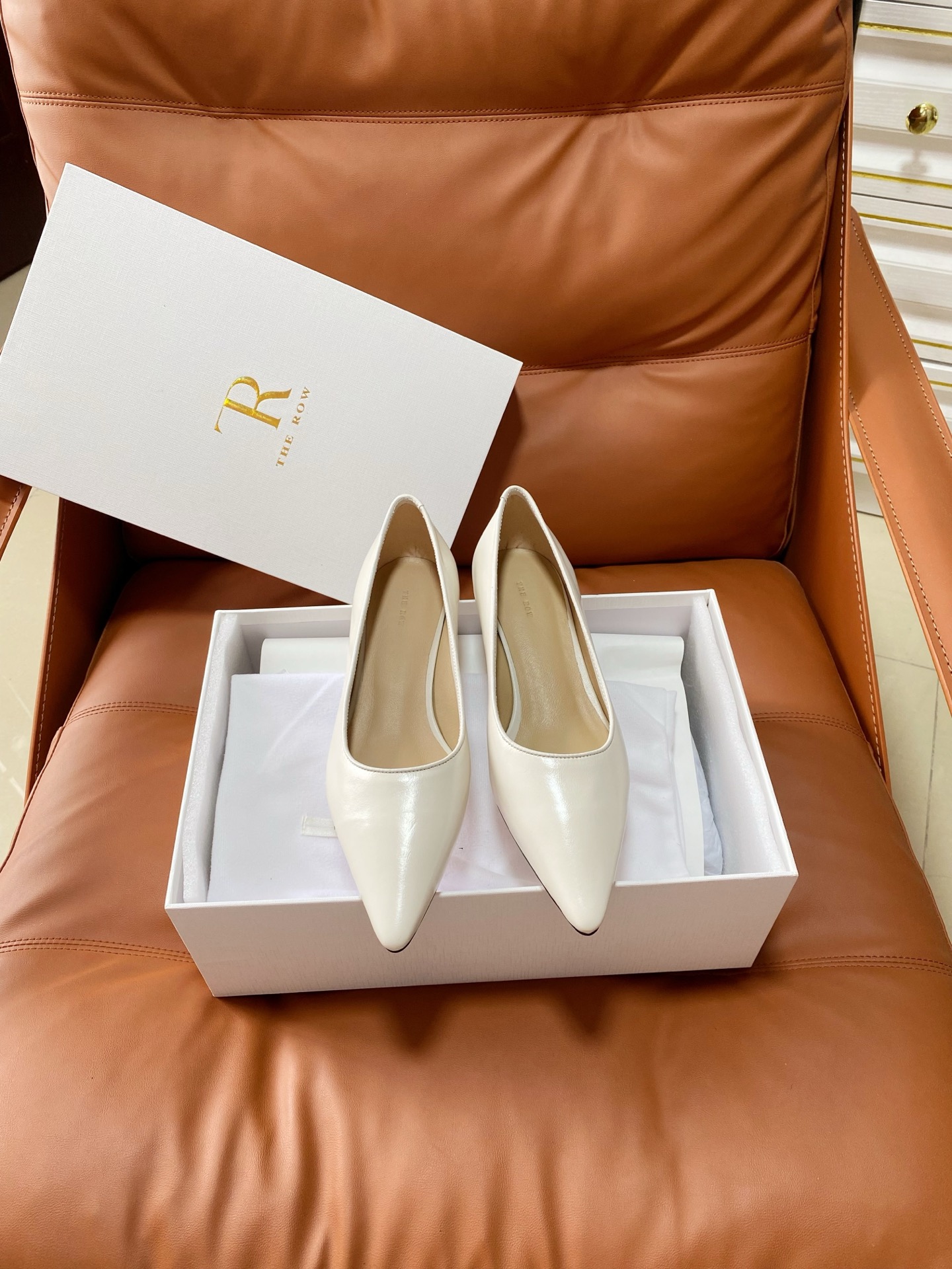 NO:875151,The row's simple commuting small heels are as simple as using only a piece of leather, neat, beautiful and simple. Make life unified and match them as you like. 35-40 (customized for 40), single shoe19860909the row简约通勤小跟鞋 简单到只用一片皮料,整齐划一美观简约.让生活归一,随意搭配. 35-40（40订做）,单鞋,Women's Shoes