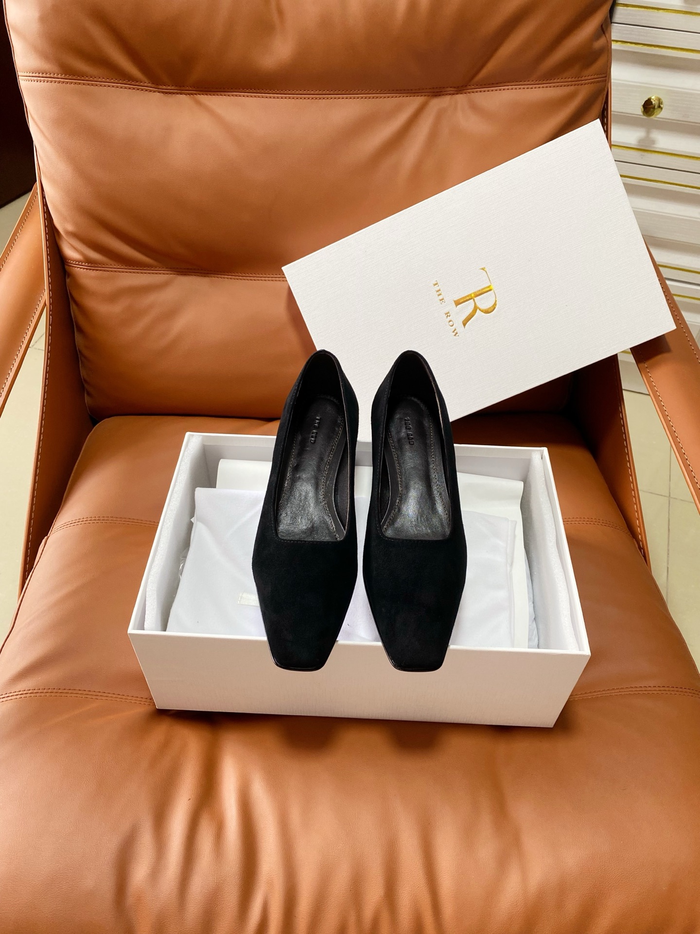 NO:875159,The row's simple commuter wedge shoes are as simple as using only a piece of leather, neat, beautiful and simple. Make life unified and match them as you like. 35-40 (customized for 40), single shoe19860909the row简约通勤坡跟鞋 简单到只用一片皮料,整齐划一美观简约.让生活归一,随意搭配. 35-40（40订做）,单鞋,Women's Shoes