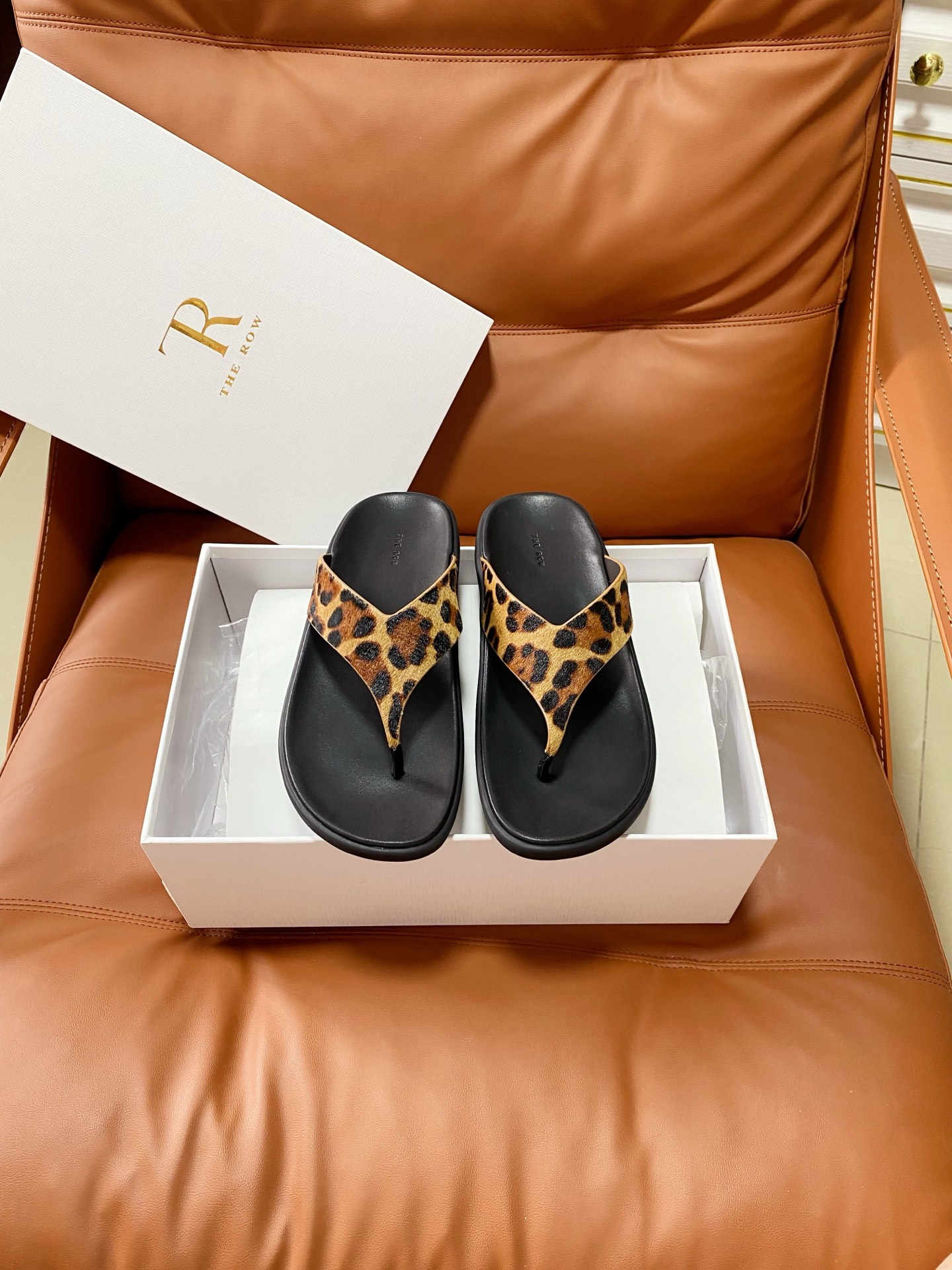 NO:875143,the row simple flip-flops, molded rubber outsole, with PU high elastic water platform, comfortable and soft on the feet, easy to match. 35-40 (custom-made for 40, split-toe shoes, slippers19860909the row简约人字拖鞋 成型橡胶大底,搭配pu高弹水台,上脚舒适柔软,搭配简单. 35-40（40订做,分趾鞋,slippers,Women's Shoes