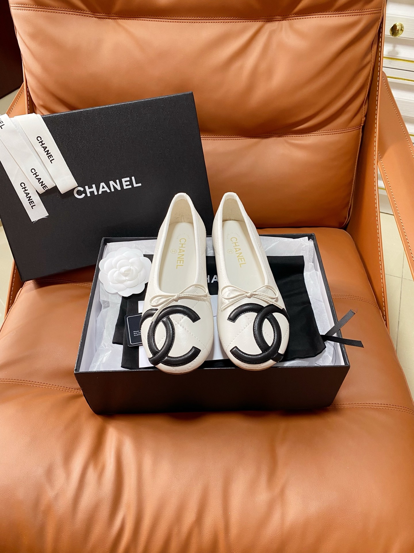 NO:875091,Chanel｜Chanel 26 Campanile Flat Ballet Shoes Classic ballet flat shoe design, made of soft lambskin, diamond stitching + black double C logo, perfect French elegance. Round toe + bow, retro and versatile, gentle color matching and temperament, easy to control for daily commuting or vacation. The sole is soft and comfortable for long walks. It is a fashionable item that is both practical and beautiful!  The upper sheepskin check pad shows off!  Sheepskin lining, Italian leather outsole, size 35-40 (40.41 customized), single shoes, chanel, chanel, flats, sheepskin, Leather soles19860909Chanel｜香奈儿26康鹏鞋 平底芭蕾舞鞋 经典芭蕾平底鞋设计,选用柔软小羊皮,菱格纹缝线+黑色双C标志,法式优雅满分.圆头+蝴蝶结,复古又百搭,拼色温柔显气质,日常通勤或度假都能轻松驾驭.鞋底柔软,长时间走路也很舒适,是实用与美貌兼具的时尚单品！ 鞋面羊皮格纹垫秀！ 内里羊皮 意大利真皮大底 码数35-40（40.41订做）,单鞋,chanel,chanel,flats,sheepskin,Leather soles,Women's Shoes